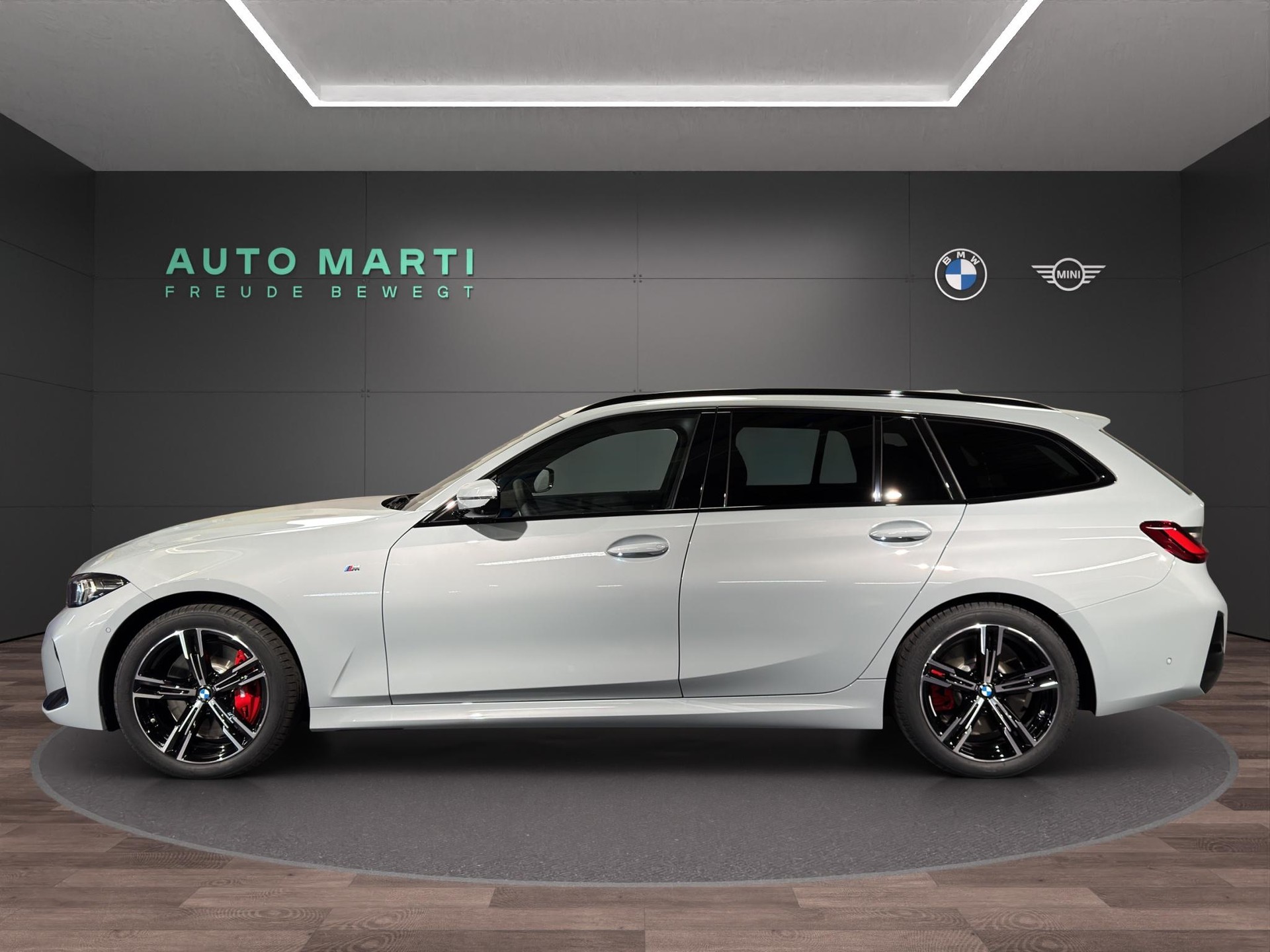 BMW 320d xDrive Touring M Sport-showroom-element-1