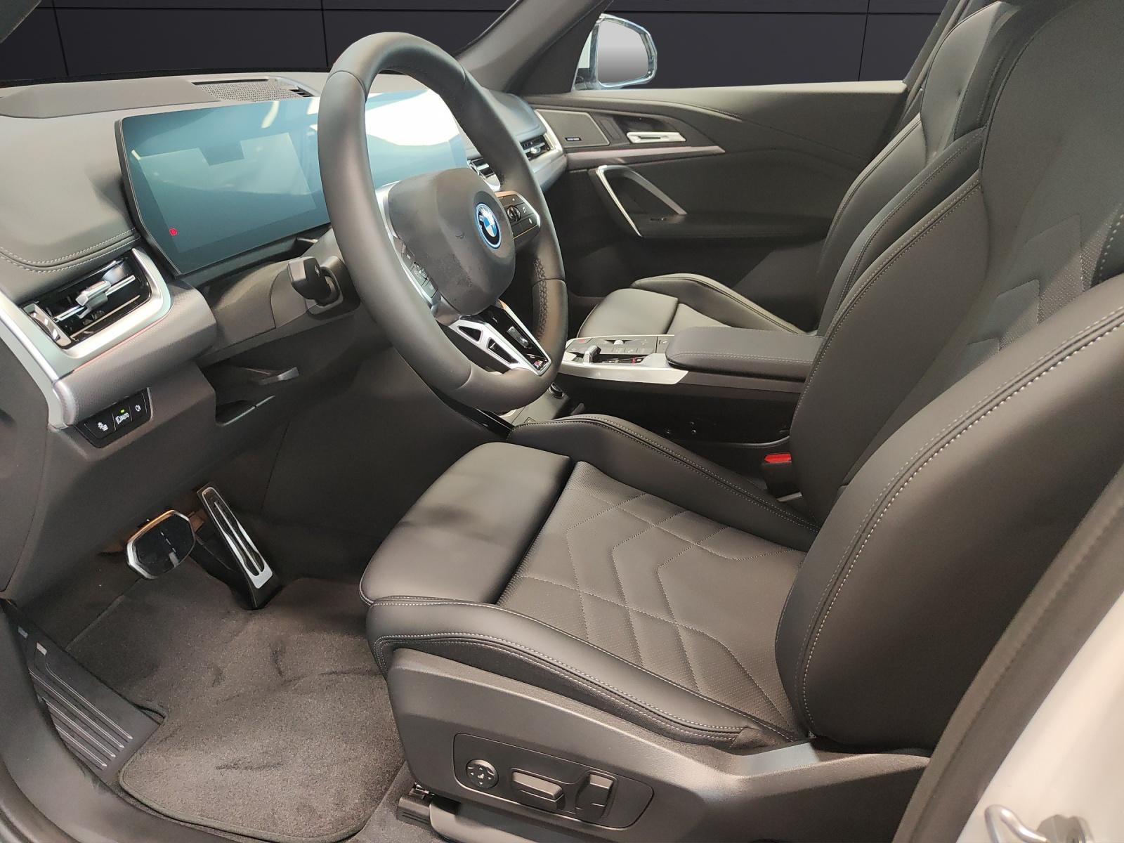 BMW X1 30e xDrive paddles-showroom-element-1