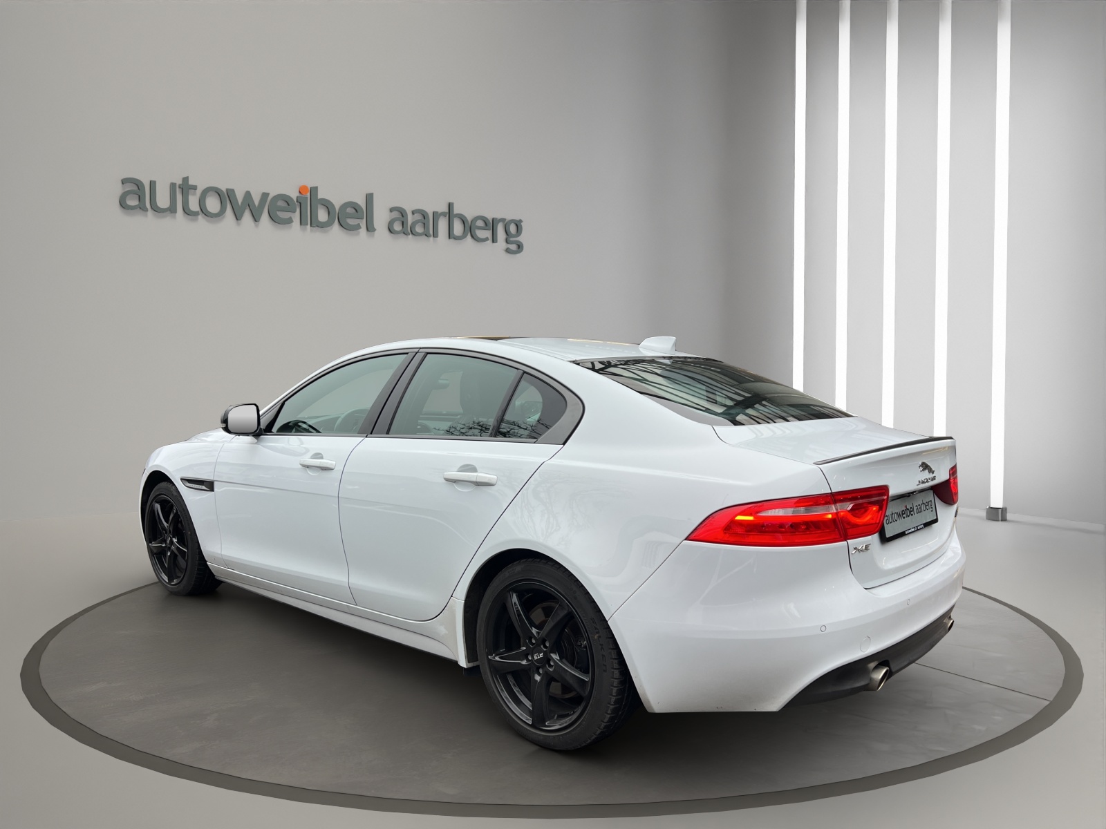 JAGUAR XE 30t 2.0 300 Sport AWD Automatic-image-3