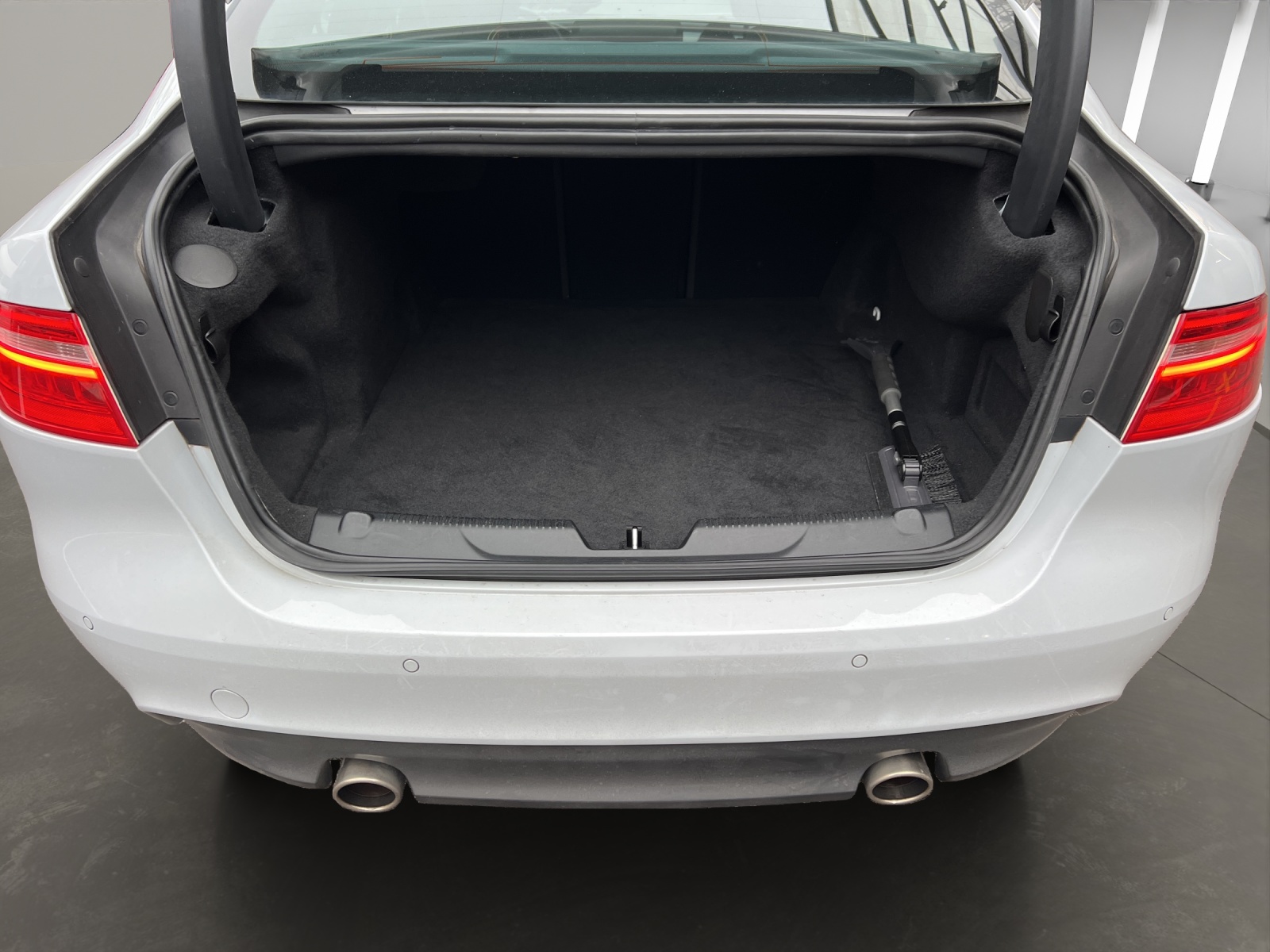 JAGUAR XE 30t 2.0 300 Sport AWD Automatic-image-8