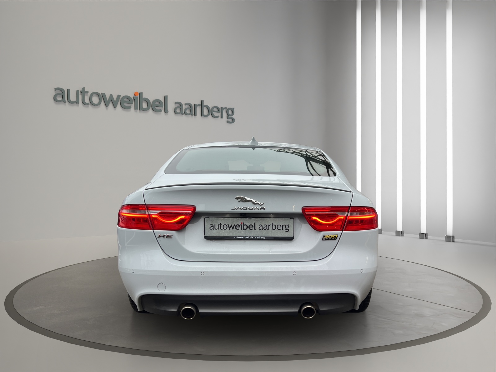 JAGUAR XE 30t 2.0 300 Sport AWD Automatic-image-2