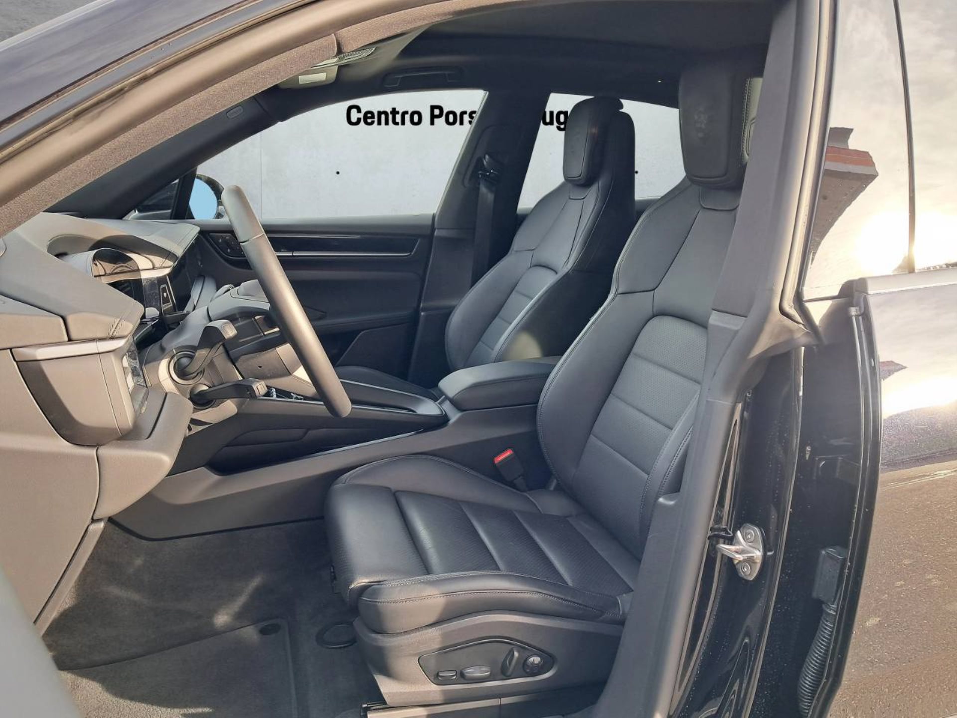 PORSCHE Macan 4-image-4