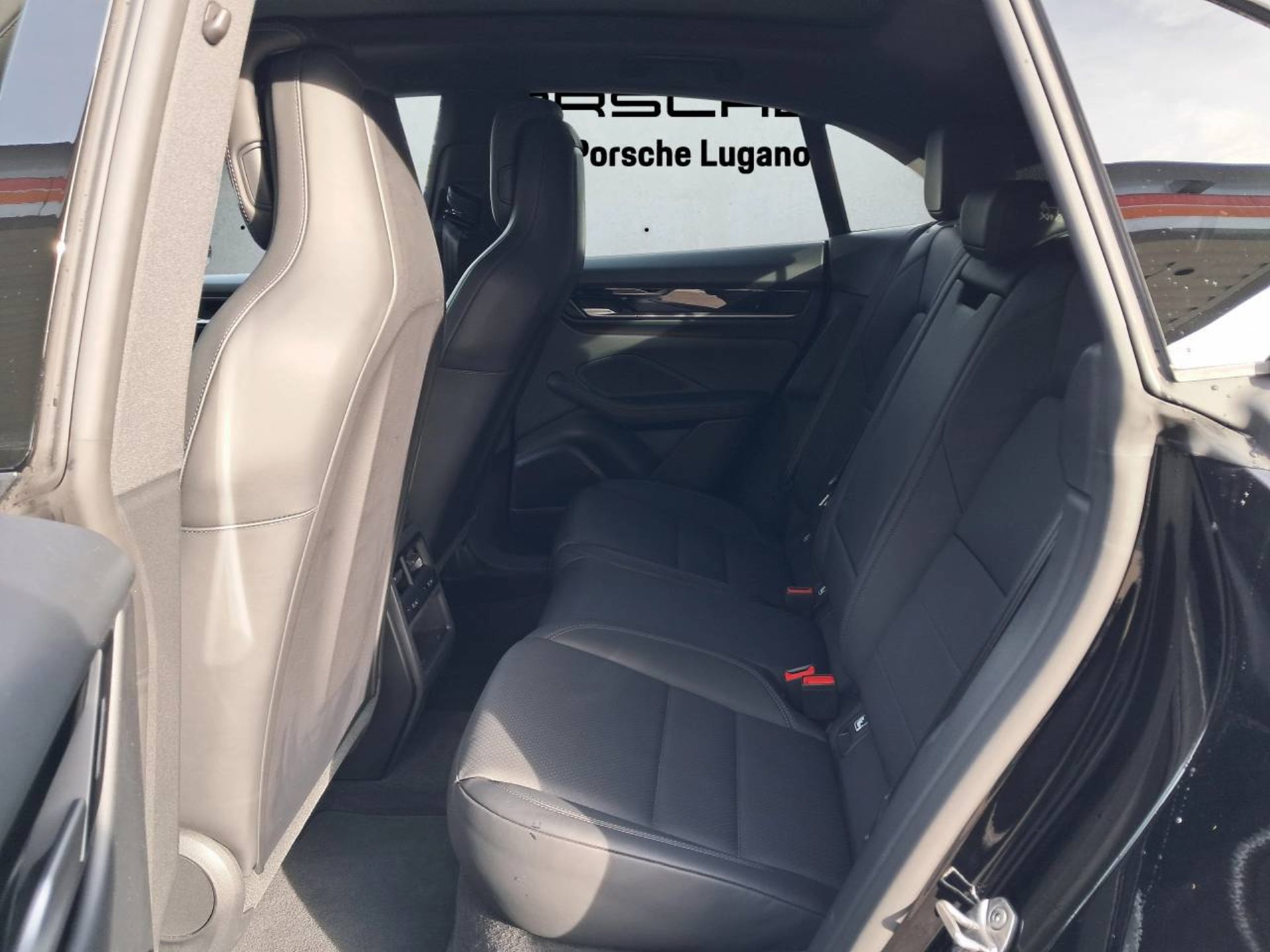 PORSCHE Macan 4-image-16