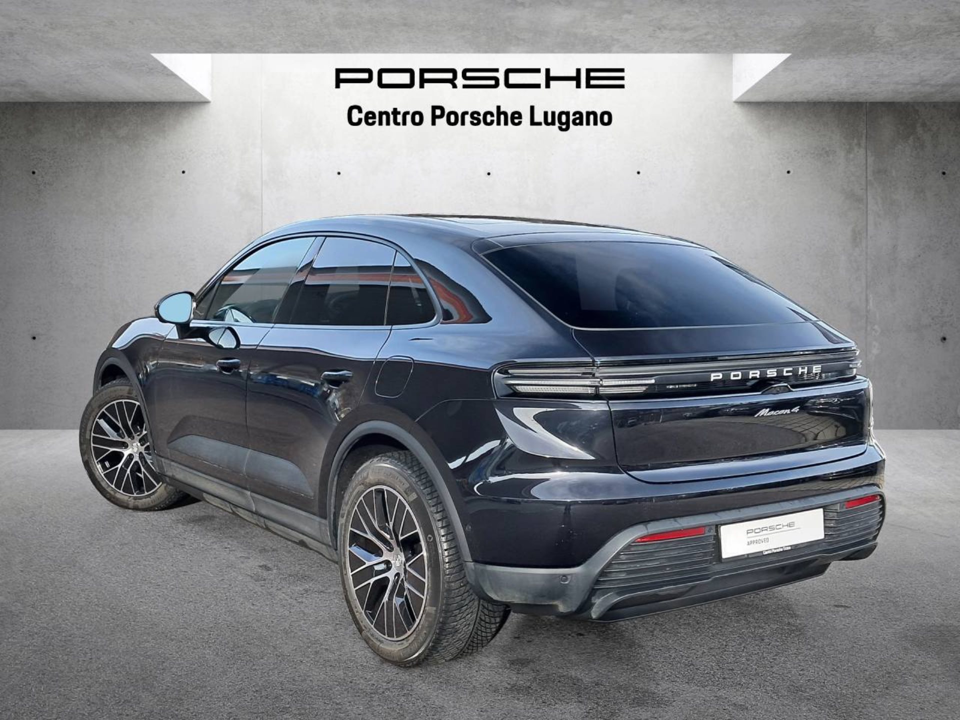 PORSCHE Macan 4-showroom-element-2