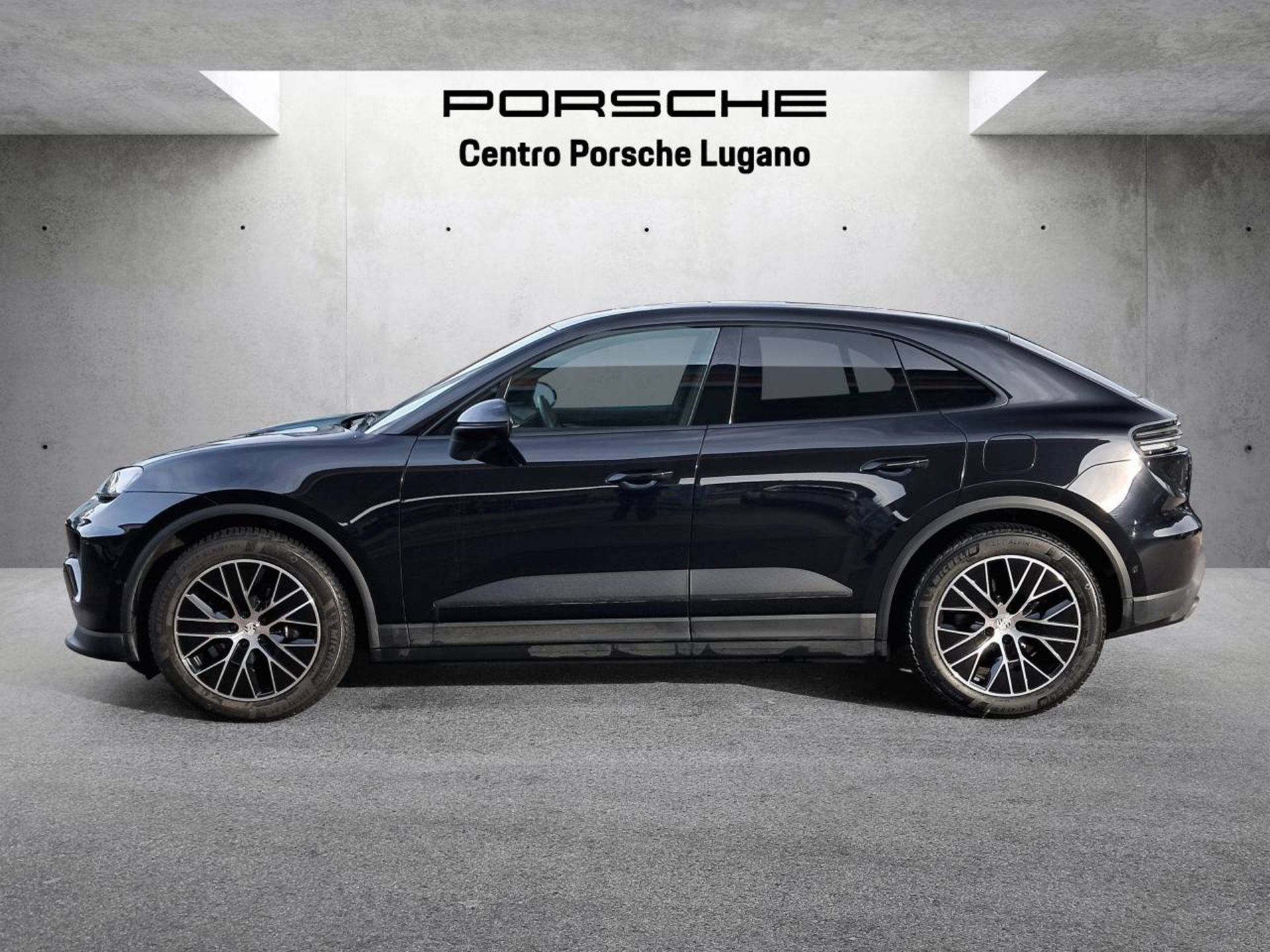 PORSCHE Macan 4-showroom-element-1