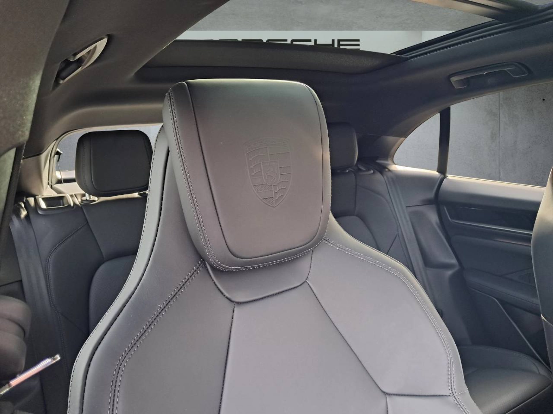 PORSCHE Macan 4-image-27