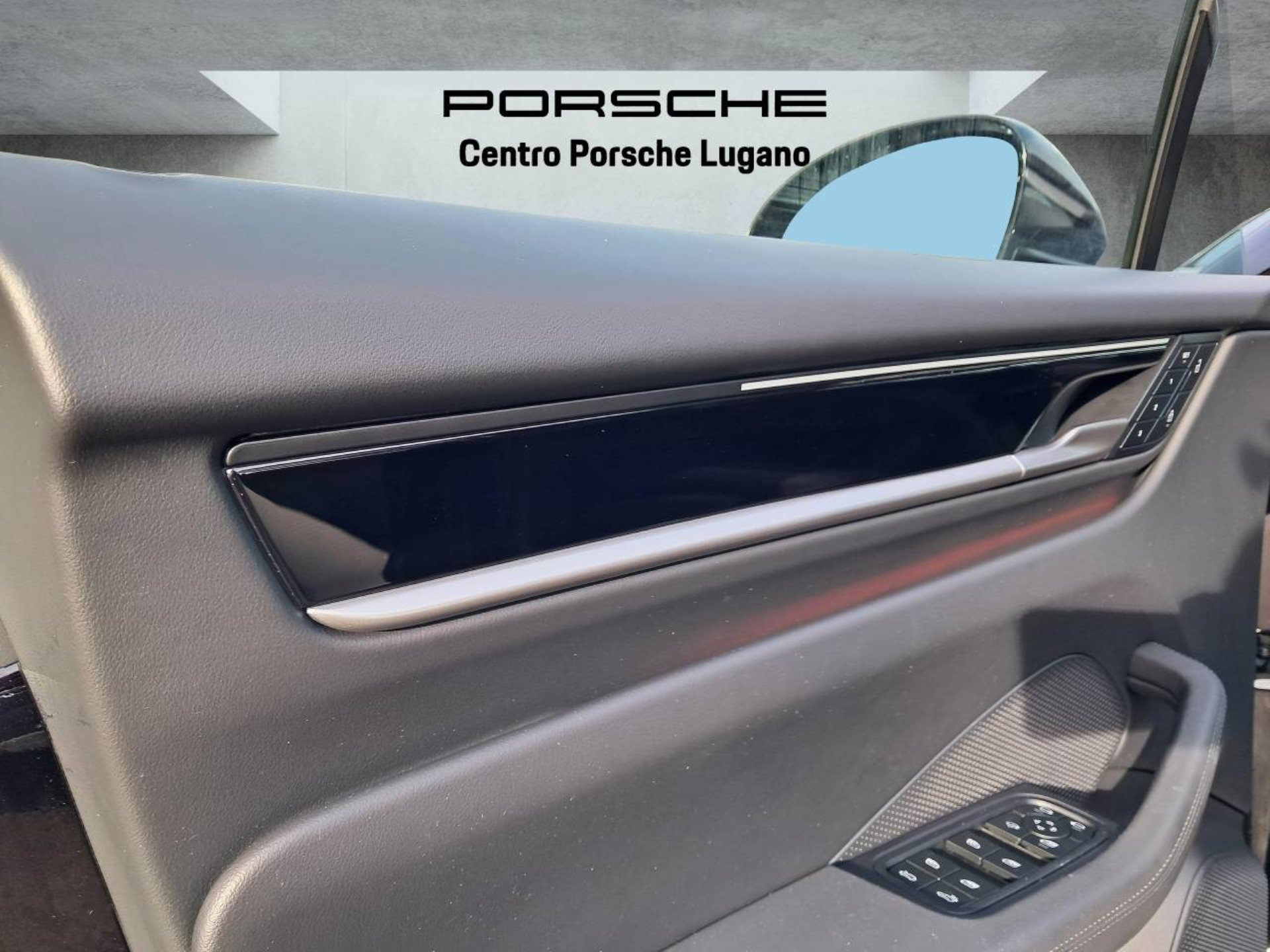 PORSCHE Macan 4-image-26