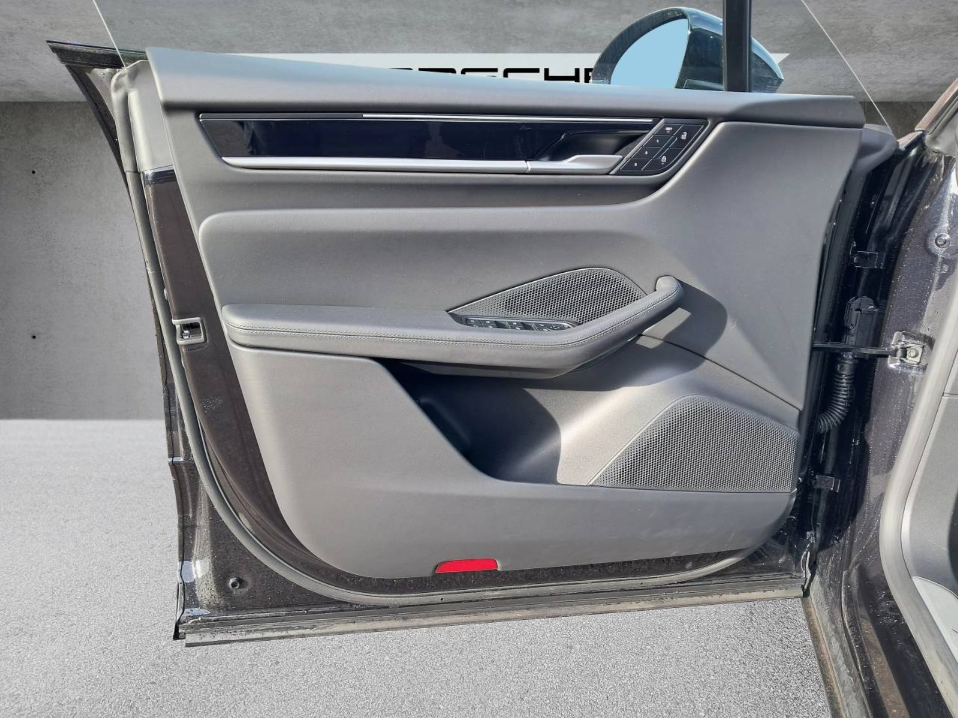 PORSCHE Macan 4-image-23