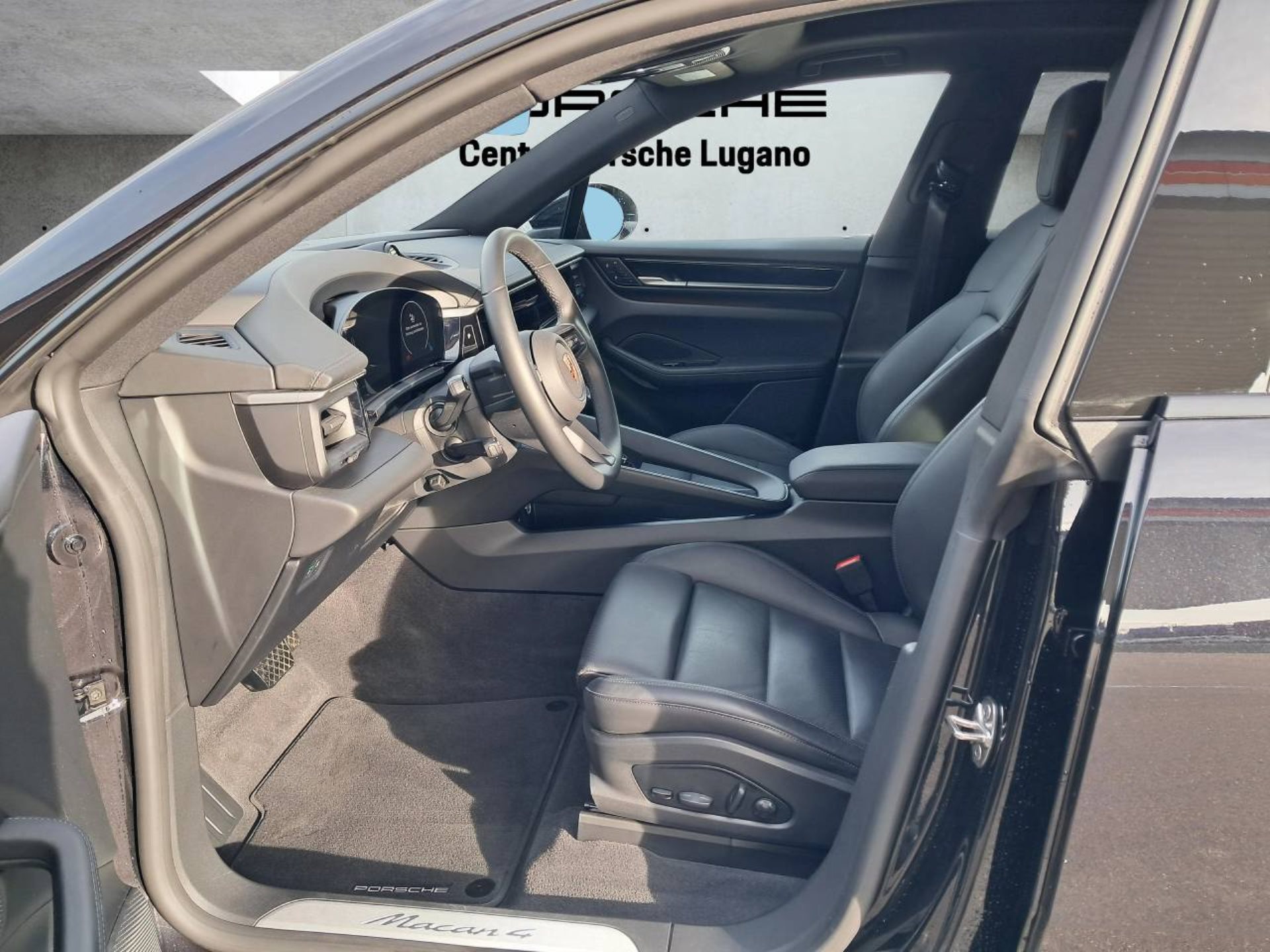 PORSCHE Macan 4-showroom-element-3