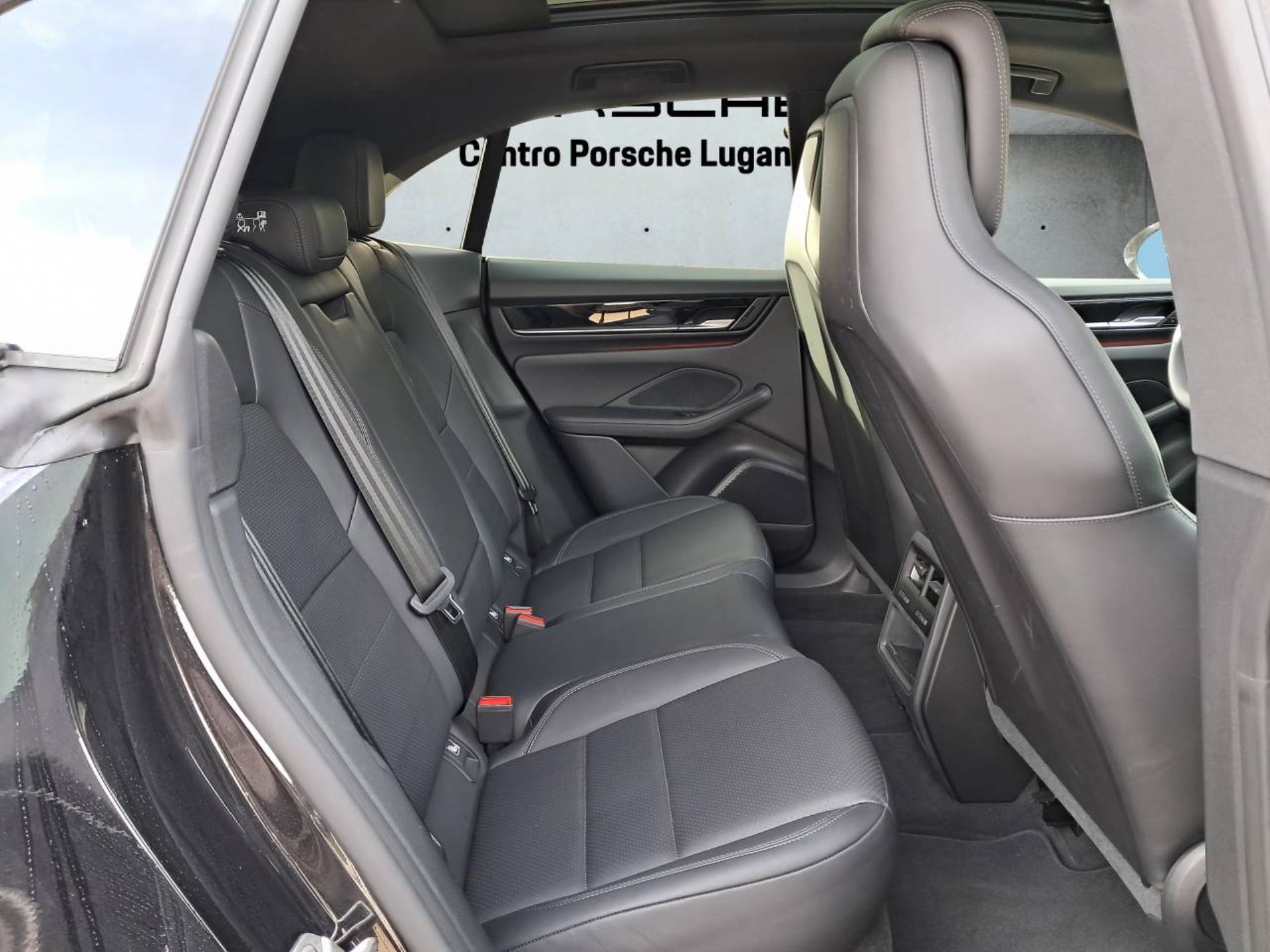 PORSCHE Macan 4-image-17