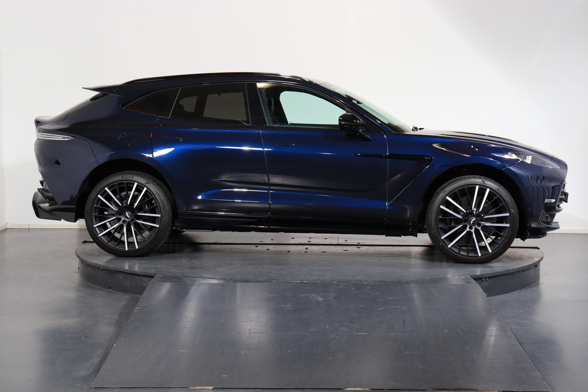 ASTON MARTIN DBX 707 4.0 V8 Bi-Turbo-showroom-element-1