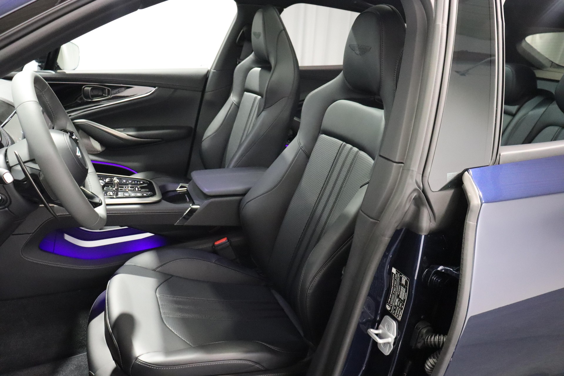 ASTON MARTIN DBX 707 4.0 V8 Bi-Turbo-showroom-element-3
