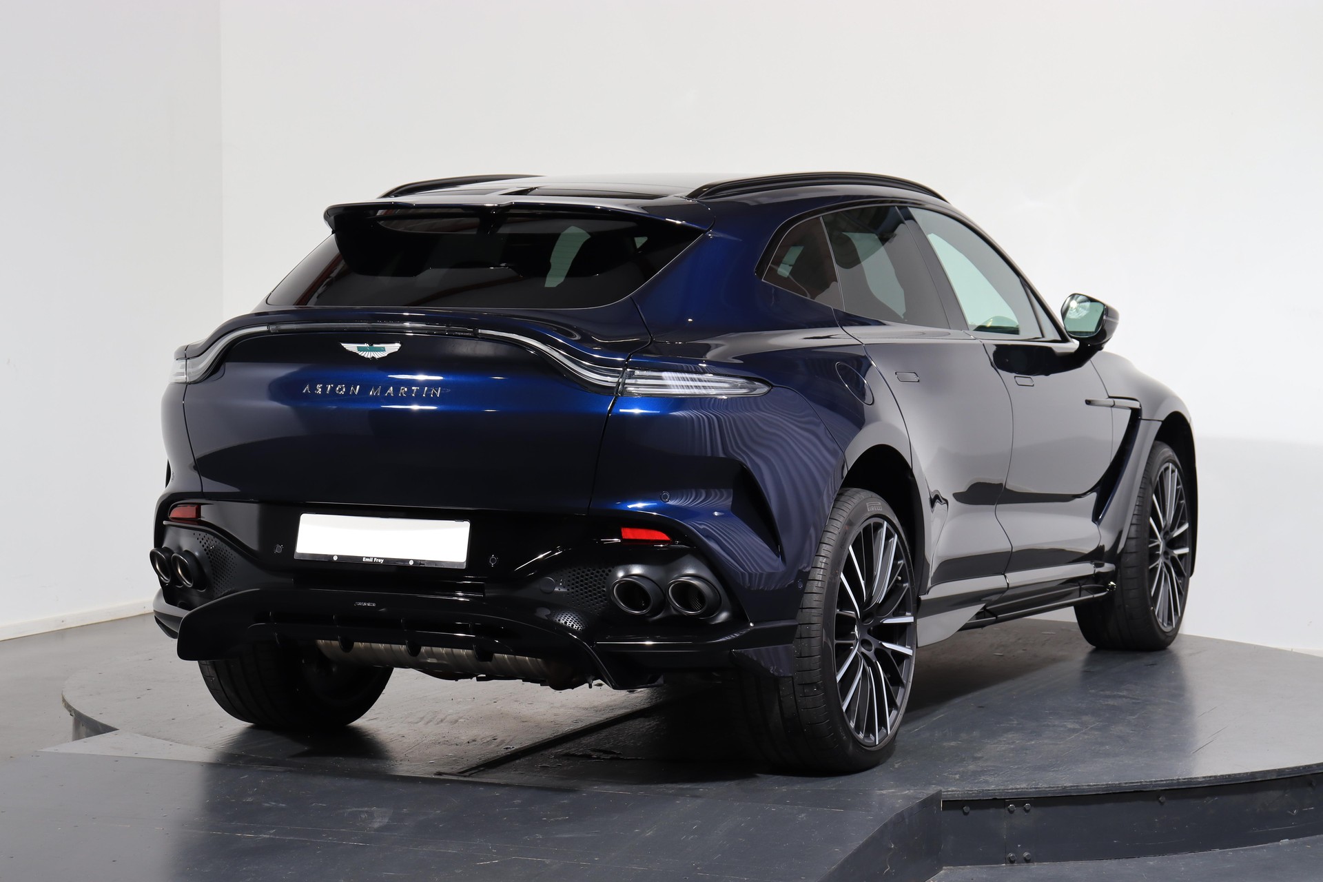 ASTON MARTIN DBX 707 4.0 V8 Bi-Turbo-showroom-element-2