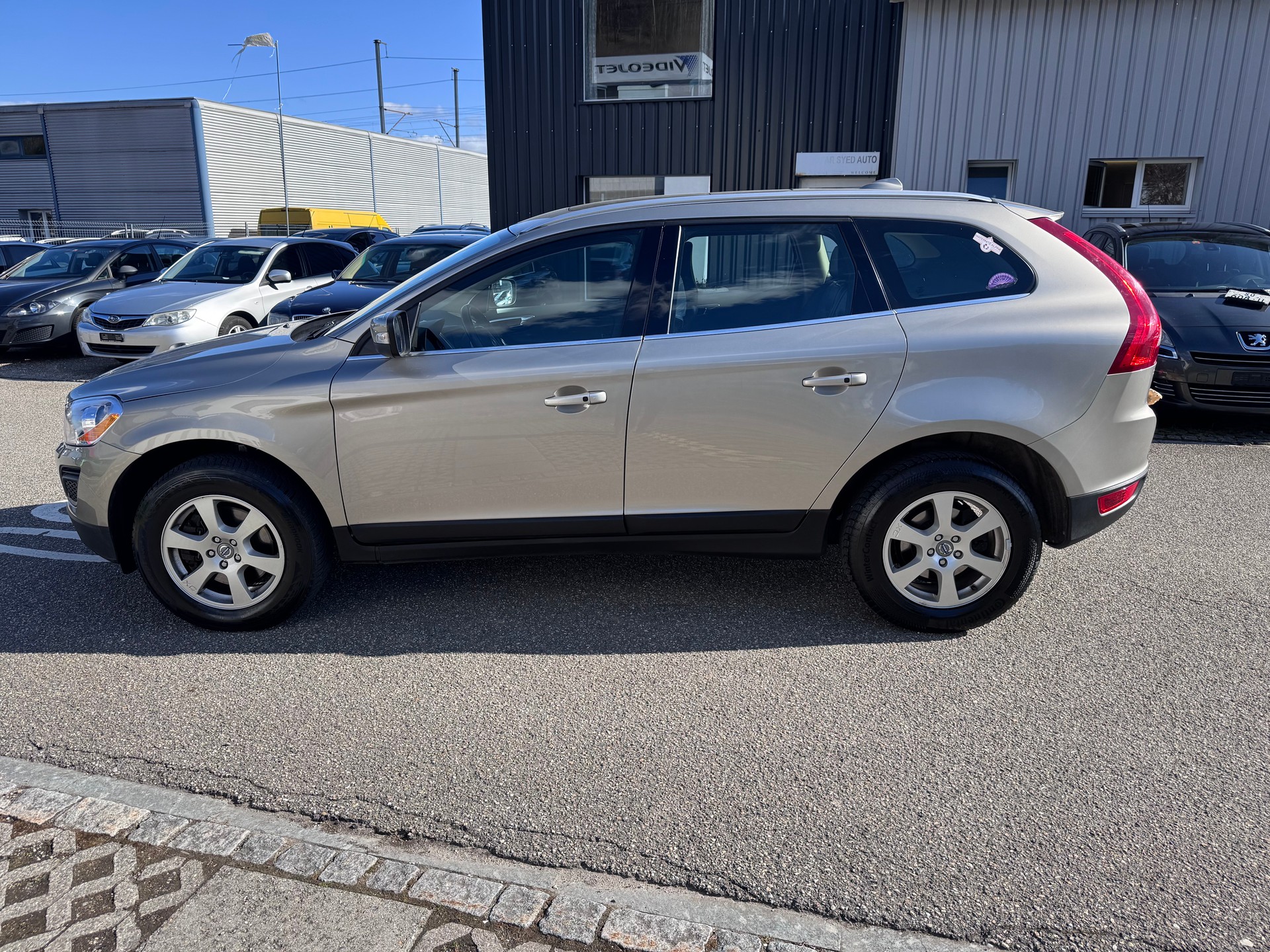 VOLVO XC60 D5 AWD Momentum-image-3