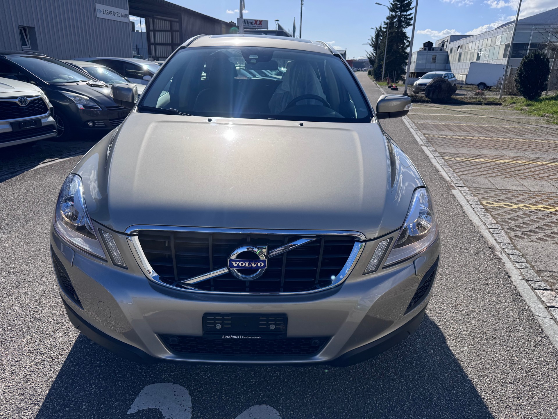 VOLVO XC60 D5 AWD Momentum-image-2