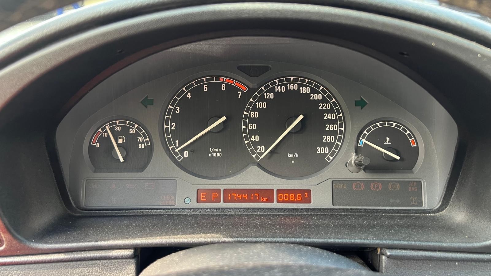 BMW 850i A-image-10