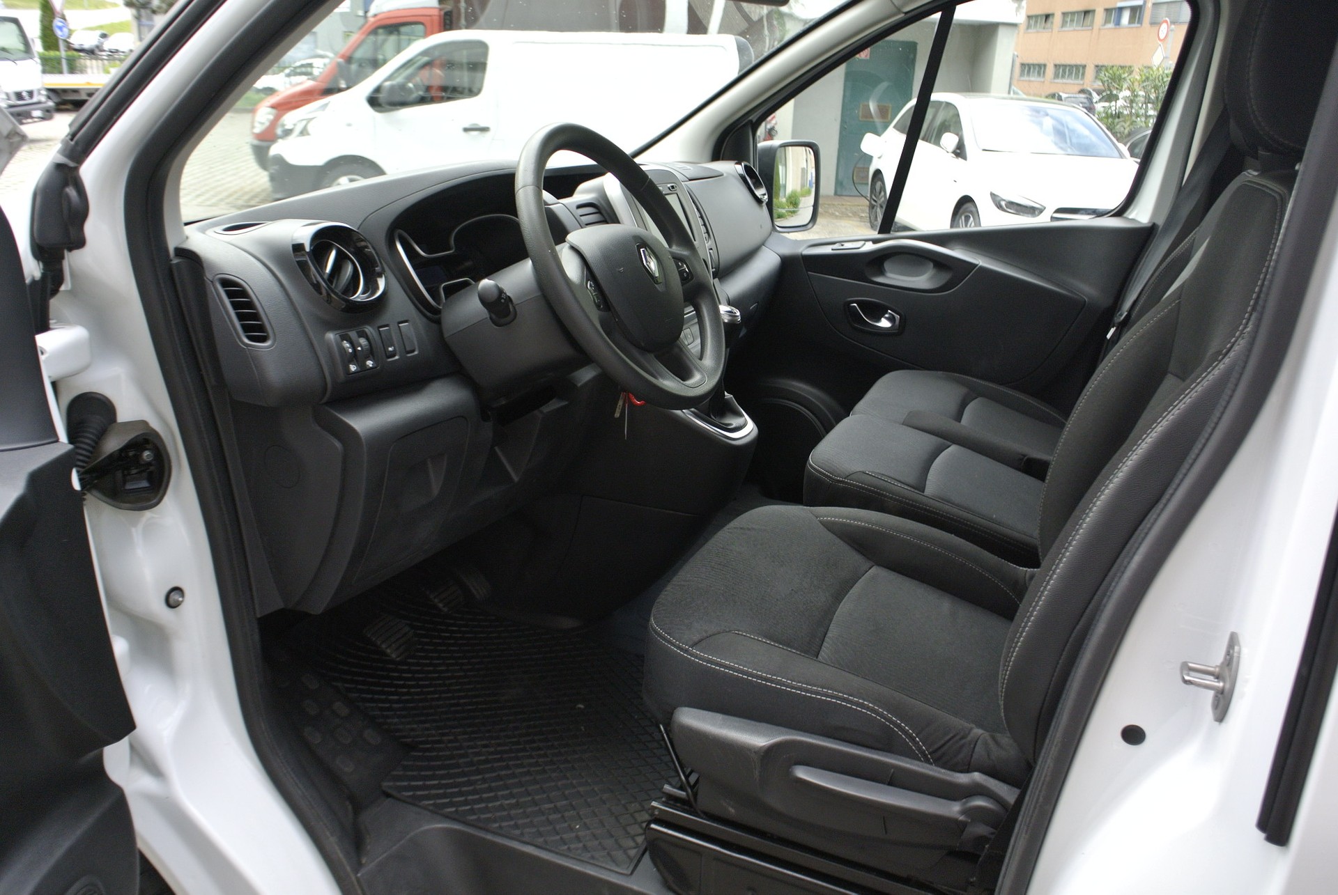 RENAULT Trafic 2.0 Energy dCi 120 3.0t Business L1H1-image-12