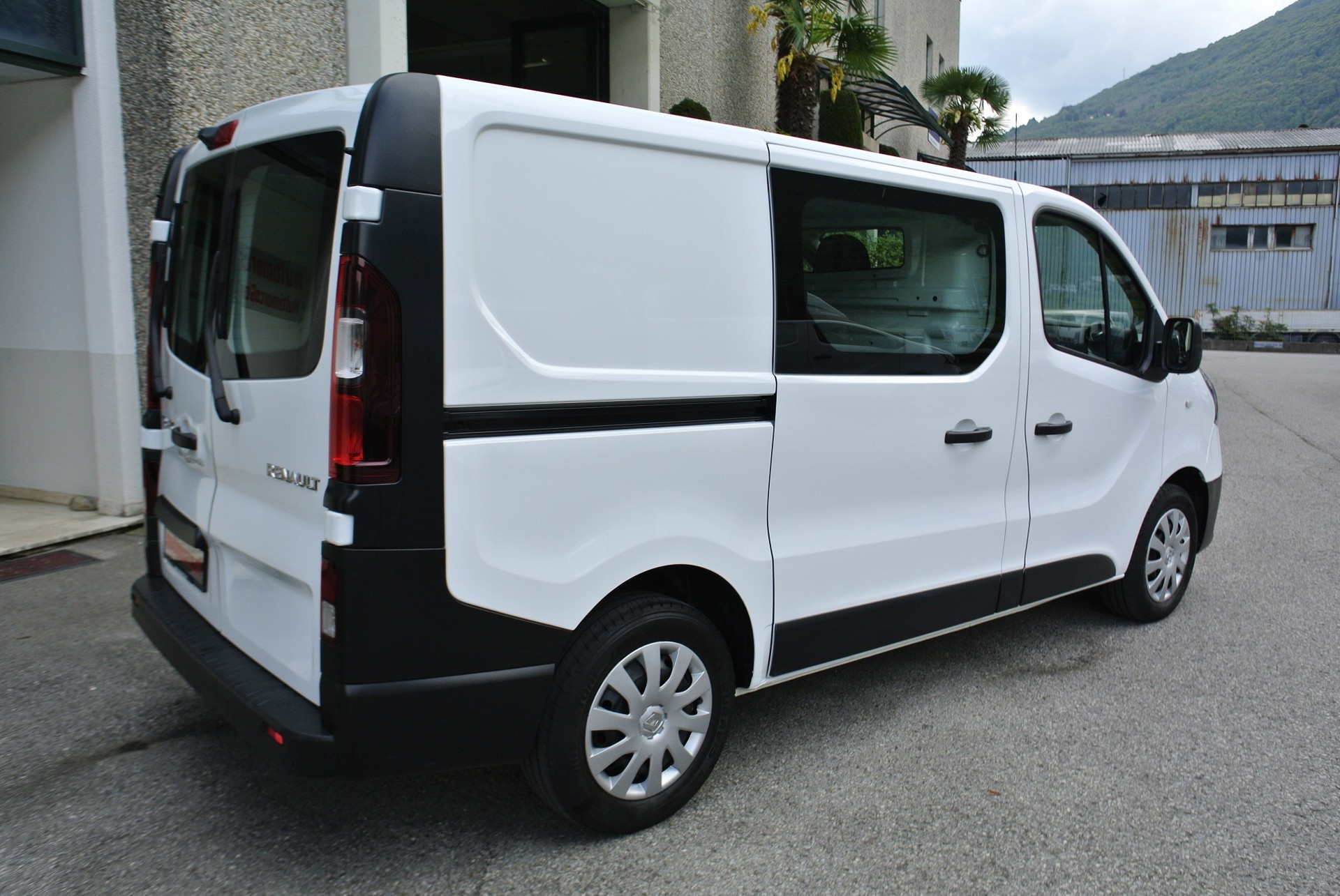 RENAULT Trafic 2.0 Energy dCi 120 3.0t Business L1H1-image-6