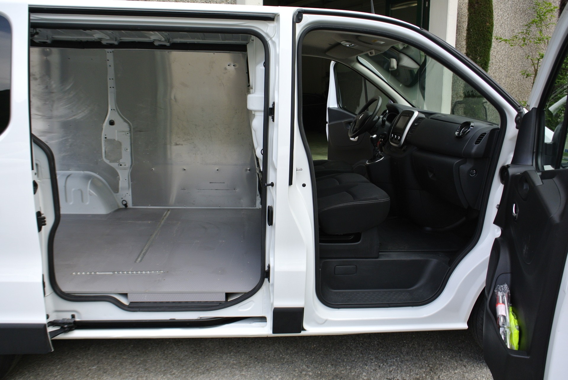 RENAULT Trafic 2.0 Energy dCi 120 3.0t Business L1H1-image-16