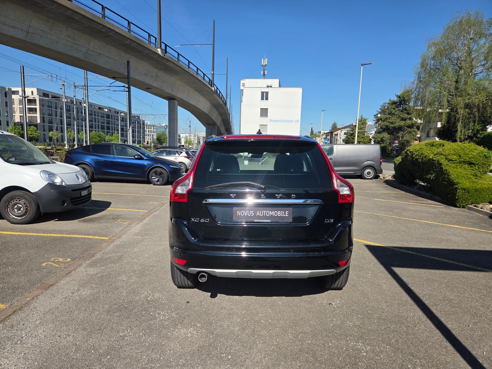 VOLVO XC60 D4 Executive Geartronic-showroom-element-3