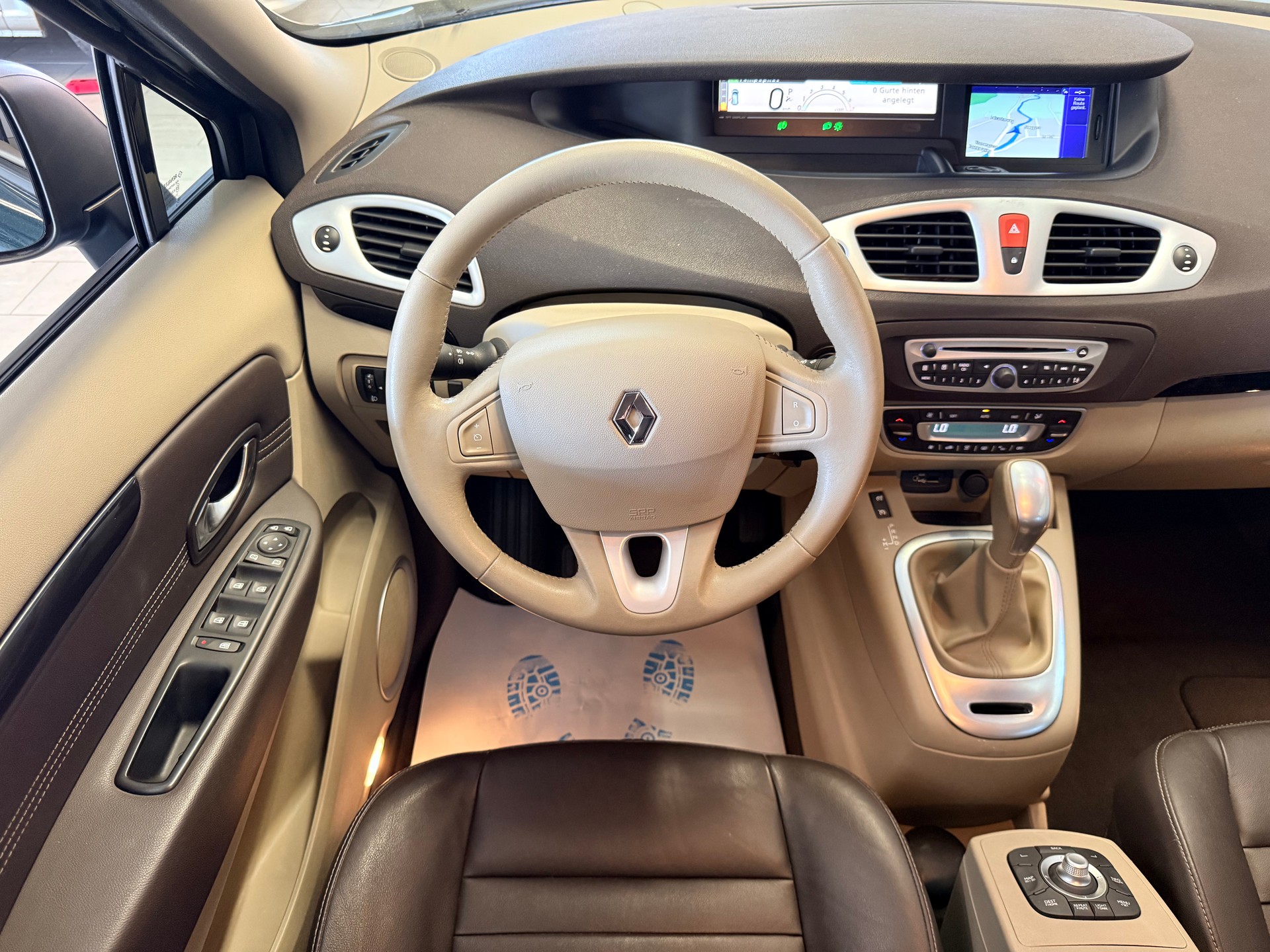 RENAULT Scénic 2.0 16V Privilège X-Tronic CVT-image-9