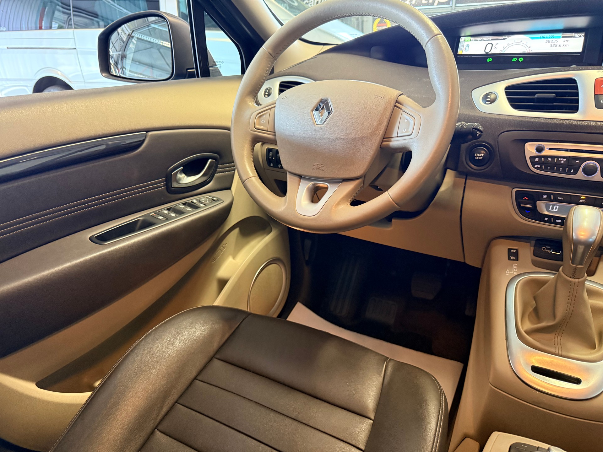 RENAULT Scénic 2.0 16V Privilège X-Tronic CVT-image-10