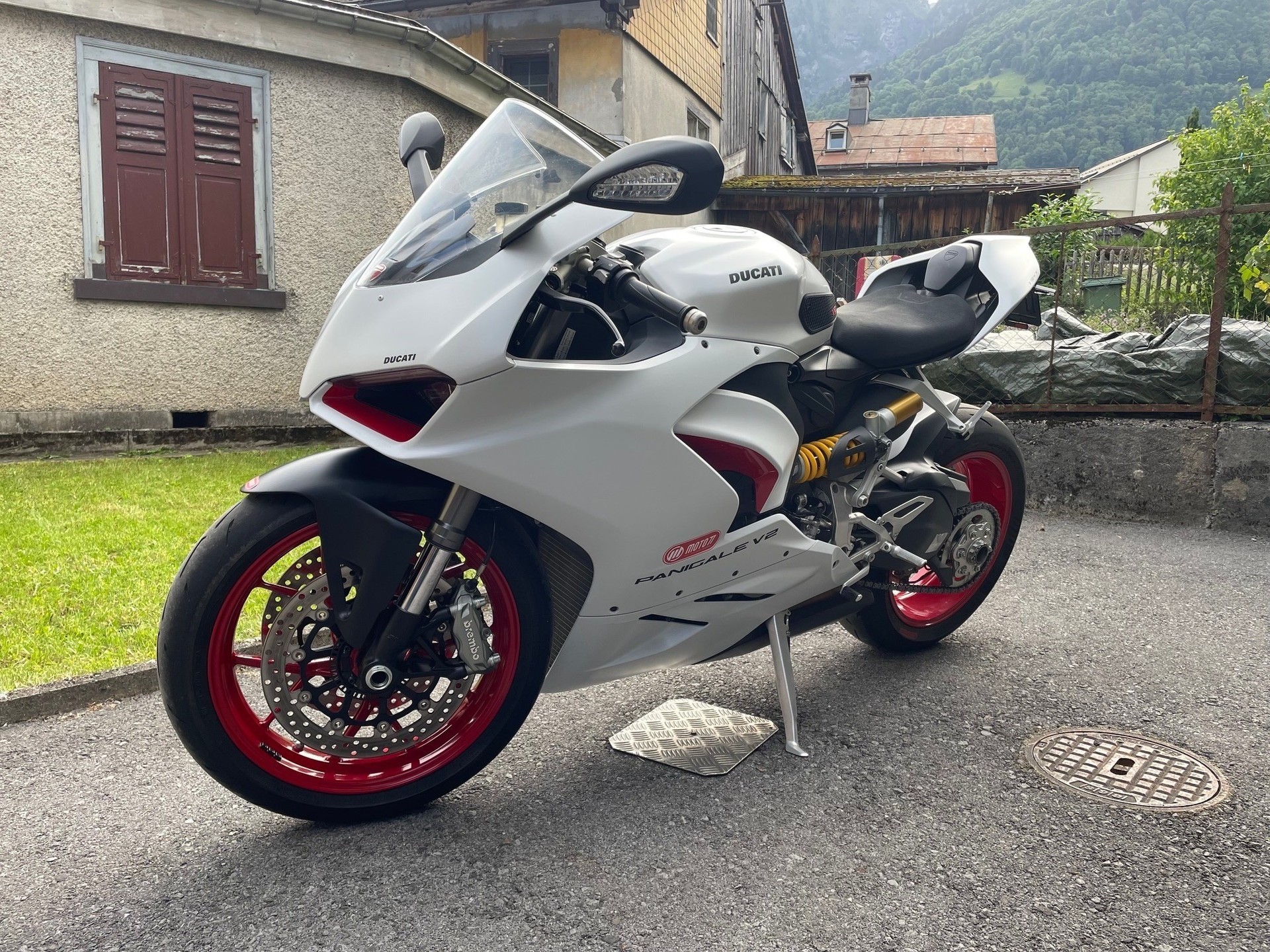 DUCATI Panigale V2-image-2