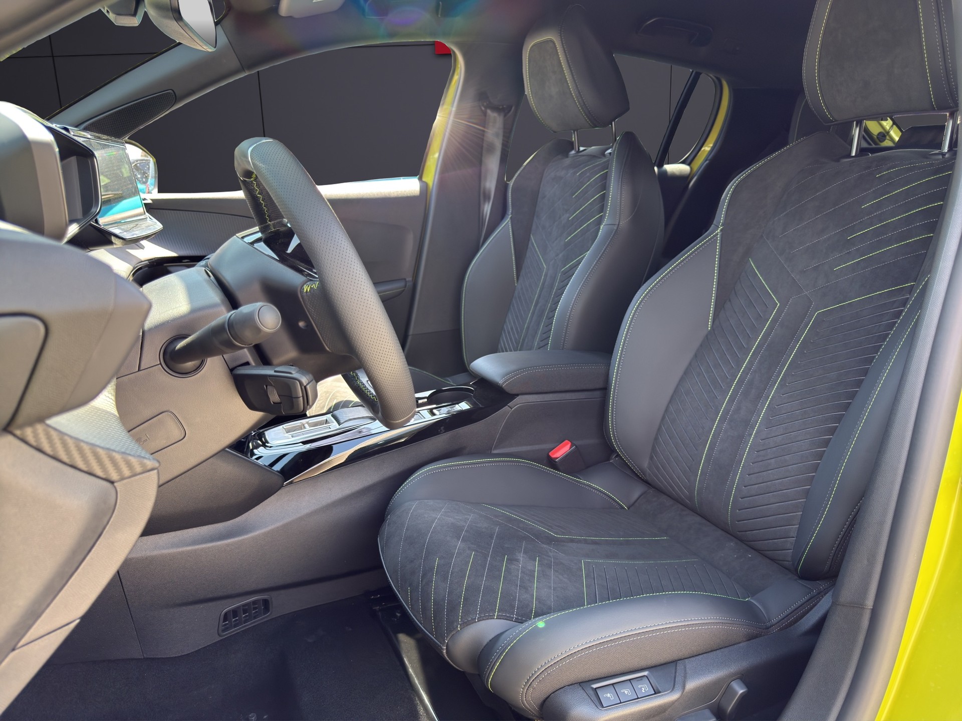 PEUGEOT 208 1.2 MHEV GT-image-5