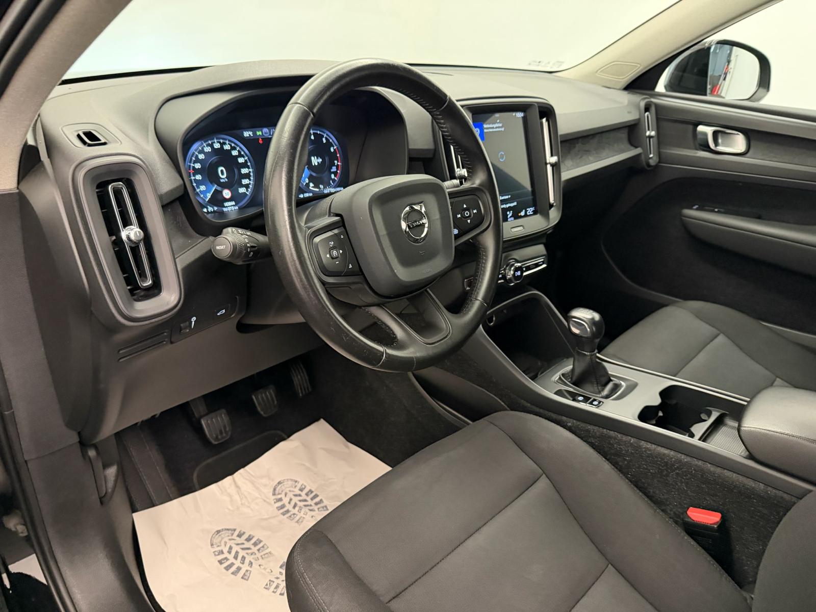 VOLVO XC40 T3 Momentum-image-8
