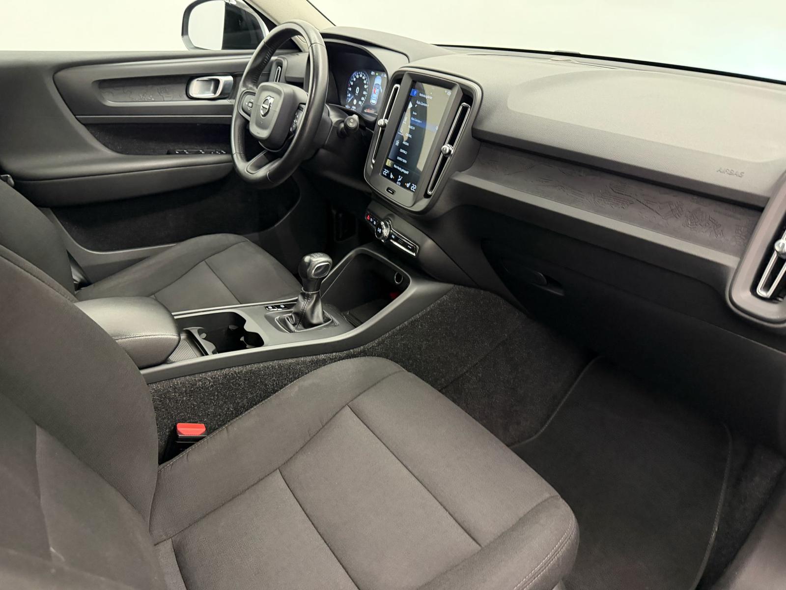 VOLVO XC40 T3 Momentum-image-9
