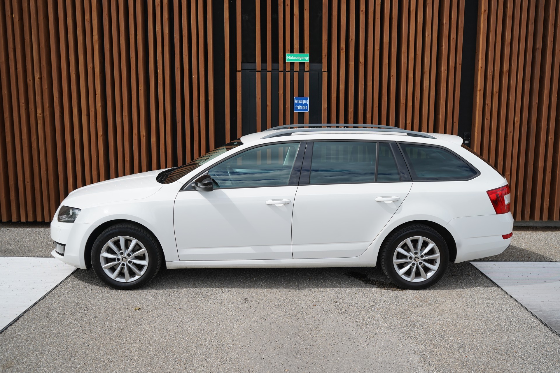 SKODA OCTAVIA COMBI 1.8 TSI ELEGANCE 4x4 DSG l 180 PS-showroom-element-3