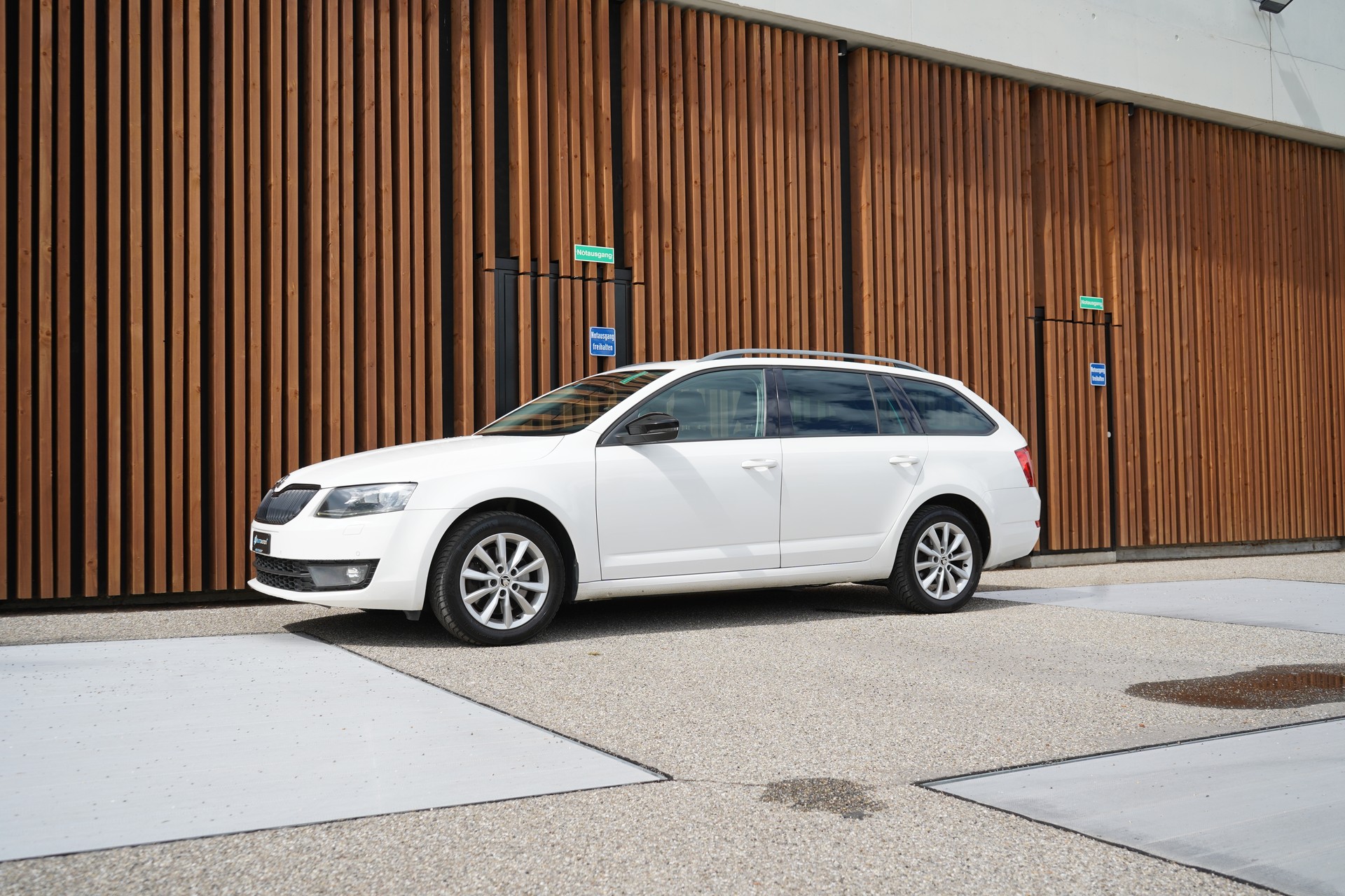 SKODA OCTAVIA COMBI 1.8 TSI ELEGANCE 4x4 DSG l 180 PS-image-10