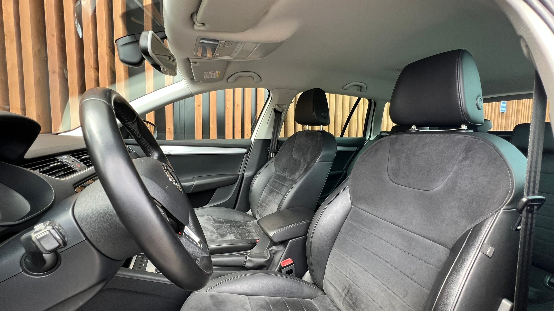 SKODA OCTAVIA COMBI 1.8 TSI ELEGANCE 4x4 DSG l 180 PS-image-23