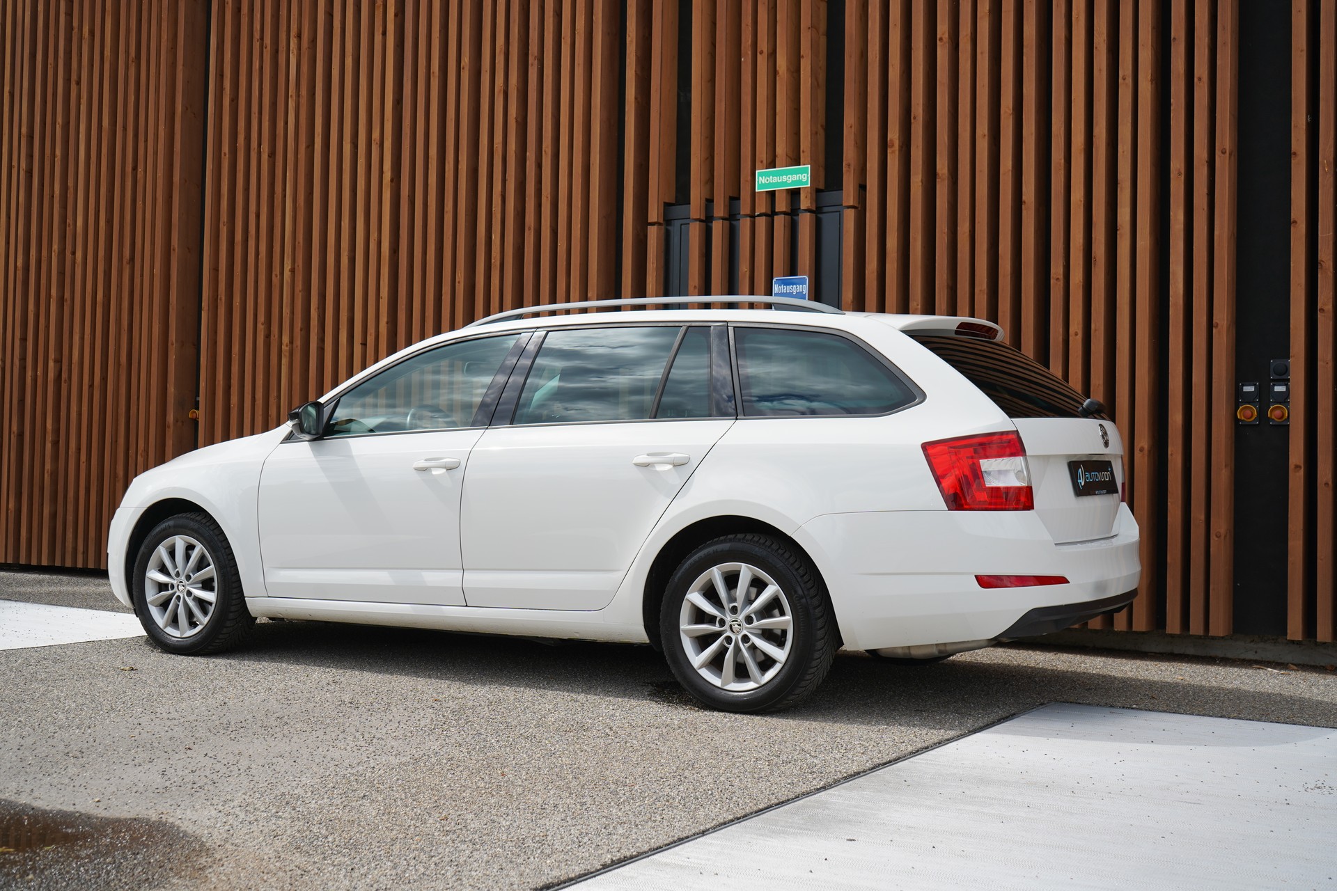 SKODA OCTAVIA COMBI 1.8 TSI ELEGANCE 4x4 DSG l 180 PS-image-9