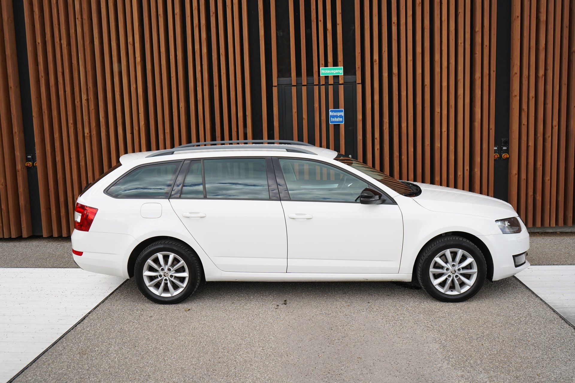 SKODA OCTAVIA COMBI 1.8 TSI ELEGANCE 4x4 DSG l 180 PS-showroom-element-2