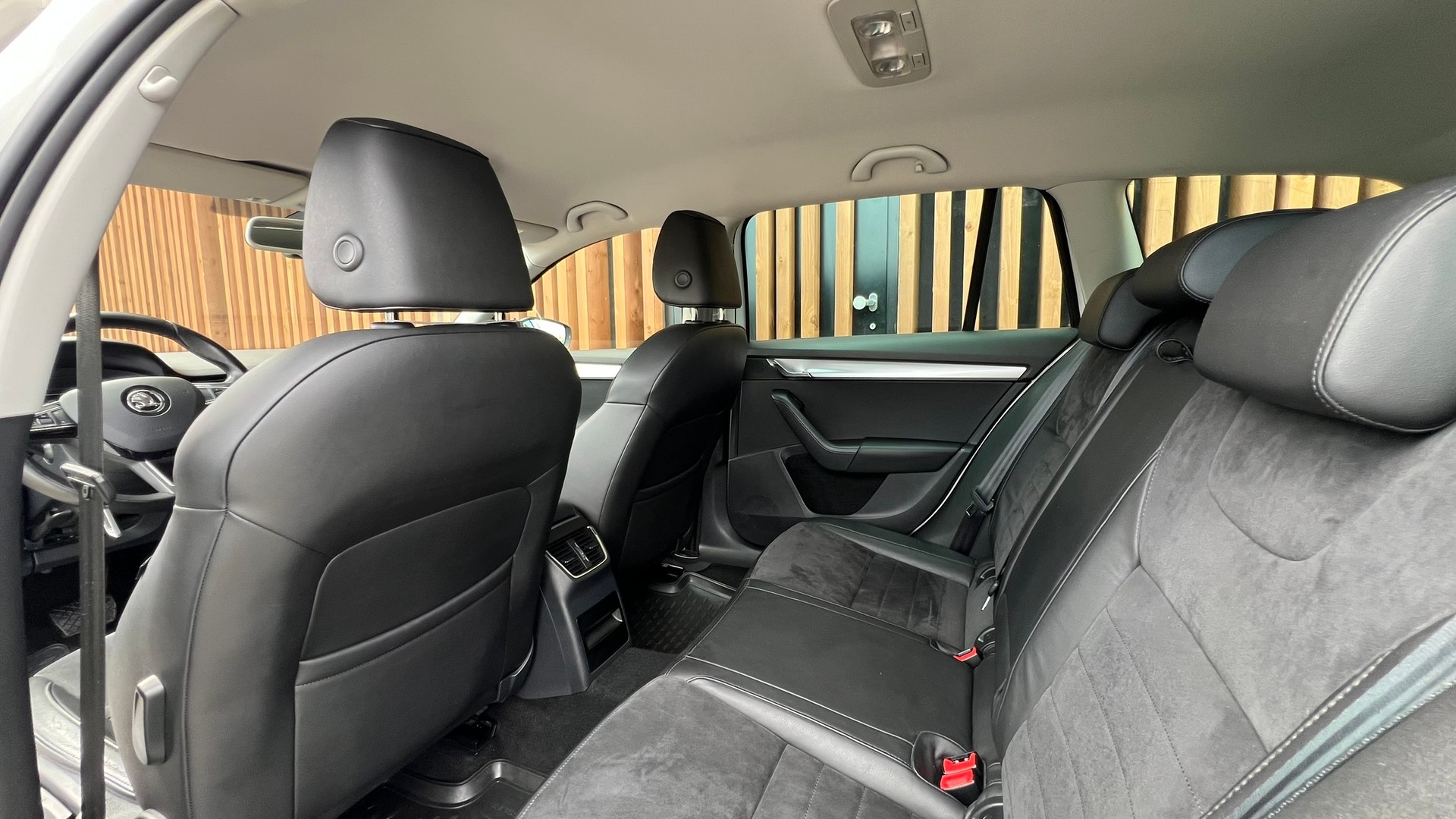 SKODA OCTAVIA COMBI 1.8 TSI ELEGANCE 4x4 DSG l 180 PS-image-27