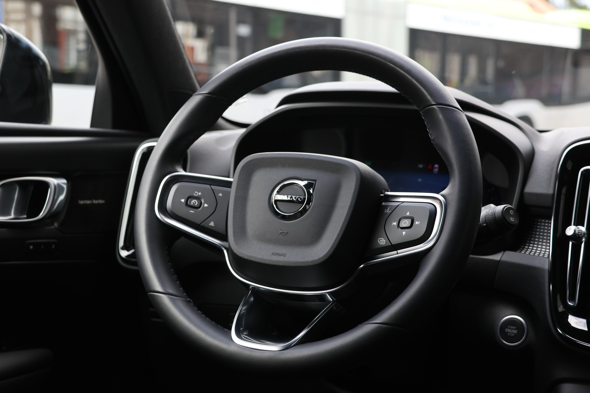 VOLVO XC40 B3 Benzin Mild Hybrid Plus Dark DCT-image-15