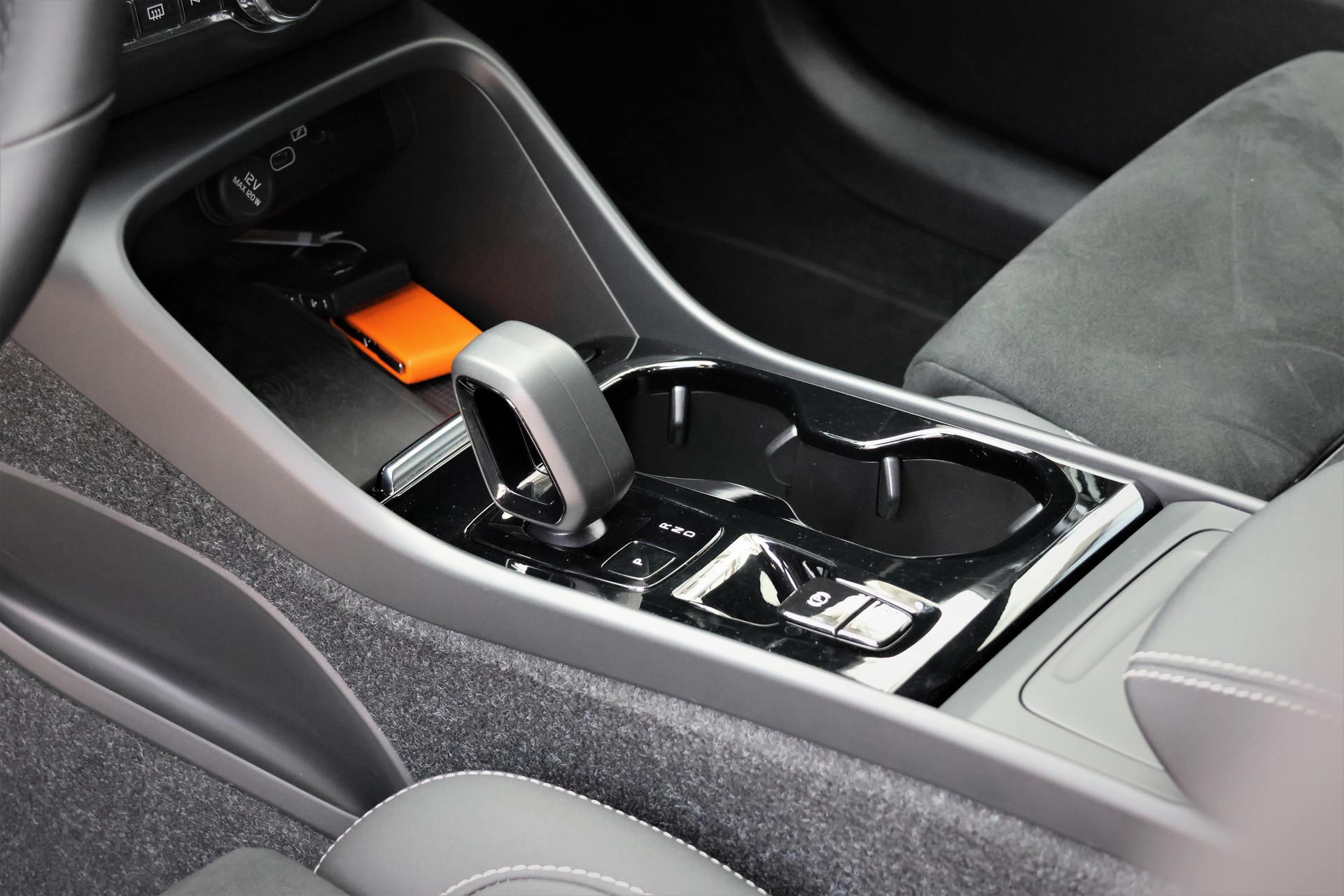 VOLVO XC40 B3 Benzin Mild Hybrid Plus Dark DCT-image-10