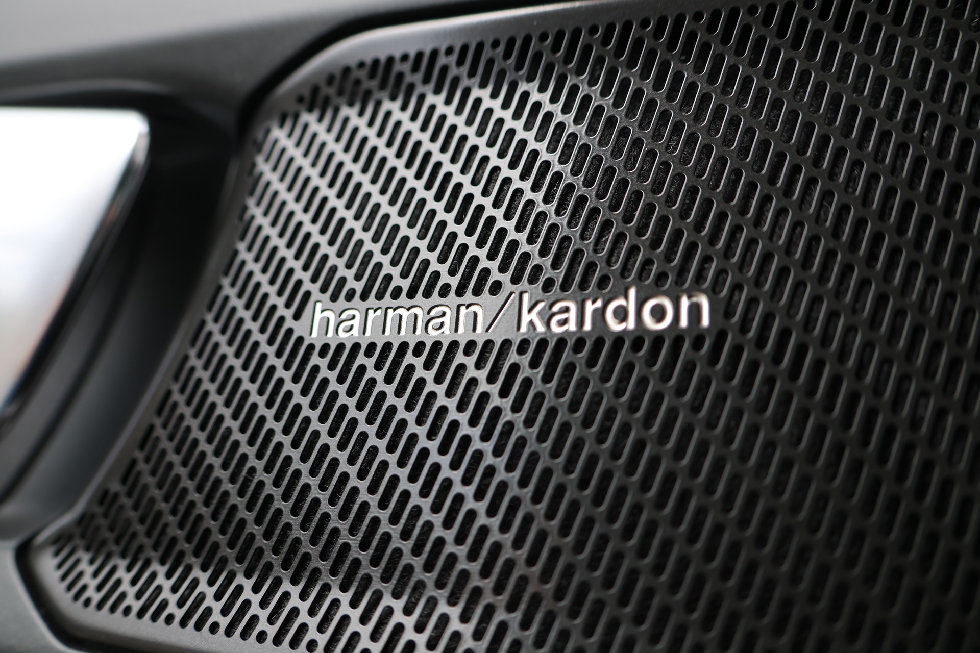 VOLVO XC40 B3 Benzin Mild Hybrid Plus Dark DCT-image-11