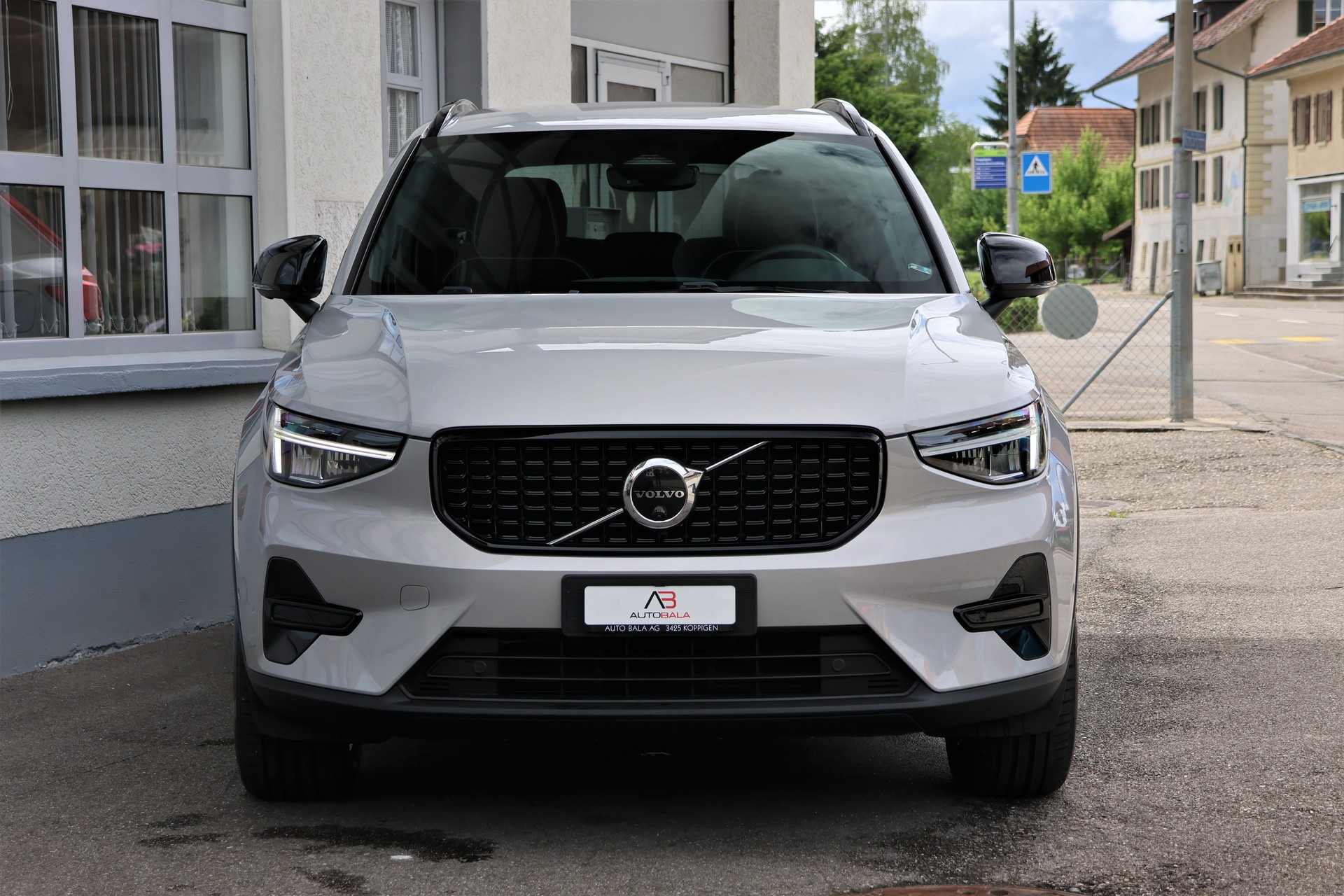 VOLVO XC40 B3 Benzin Mild Hybrid Plus Dark DCT-showroom-element-1