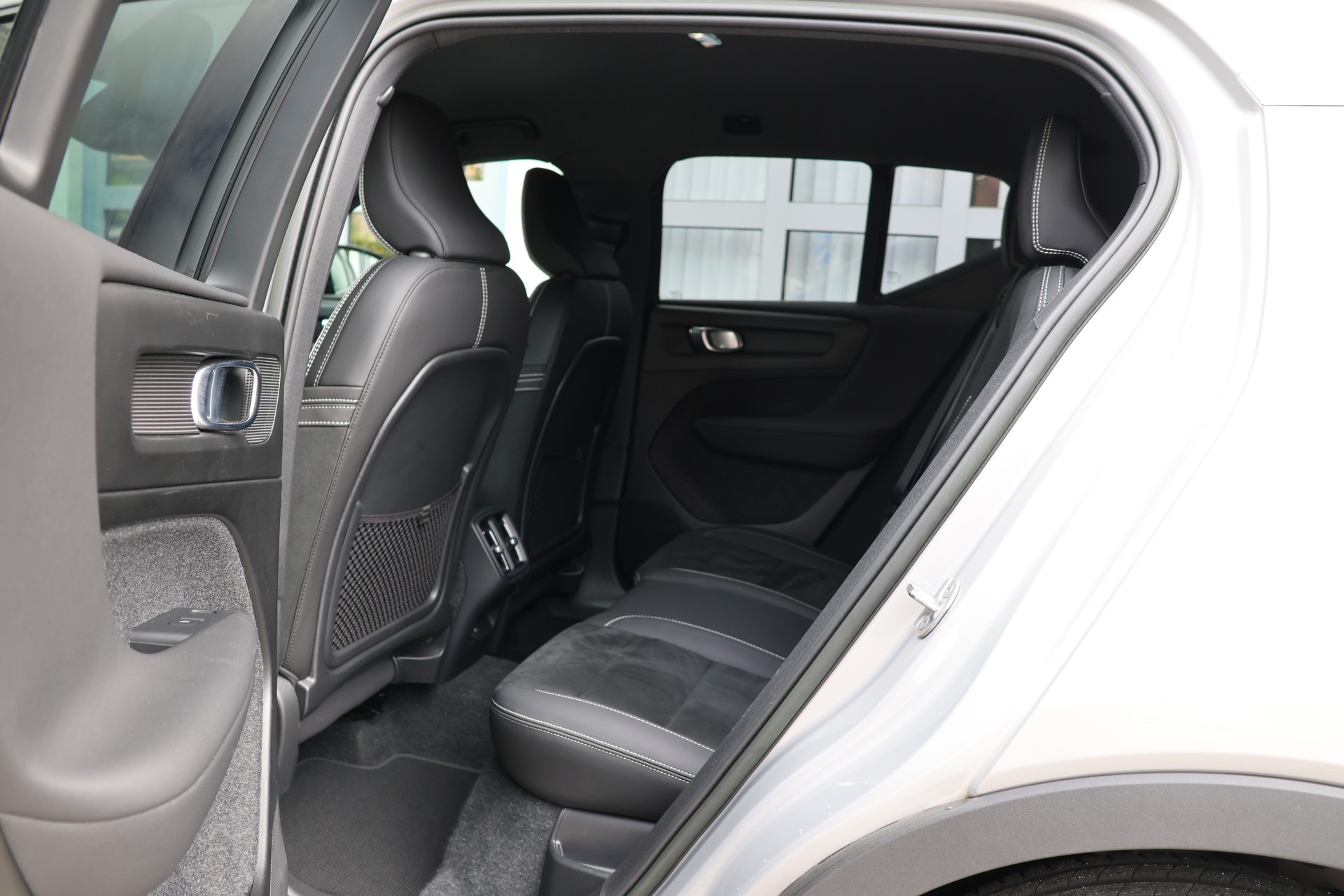VOLVO XC40 B3 Benzin Mild Hybrid Plus Dark DCT-image-13