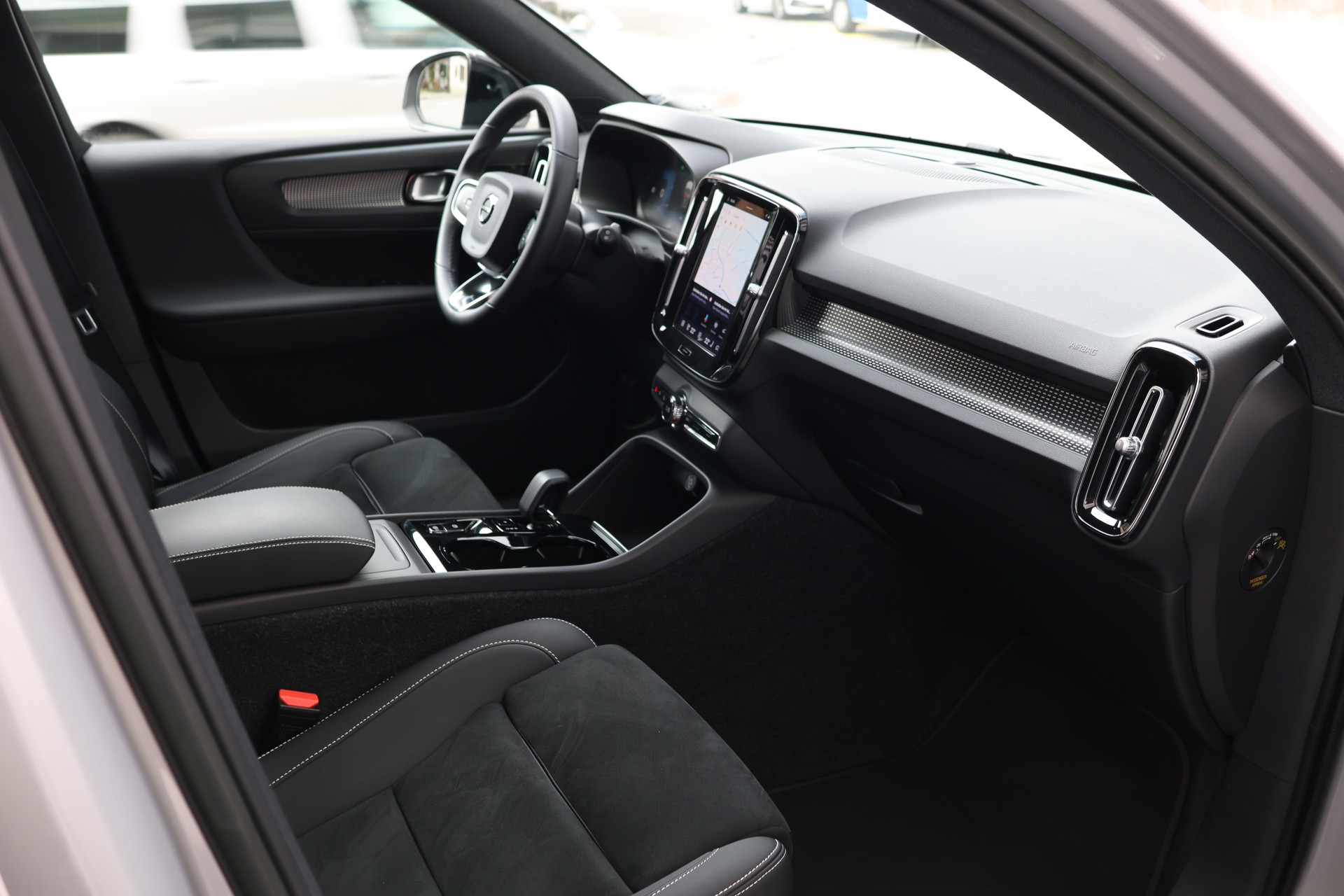 VOLVO XC40 B3 Benzin Mild Hybrid Plus Dark DCT-image-18