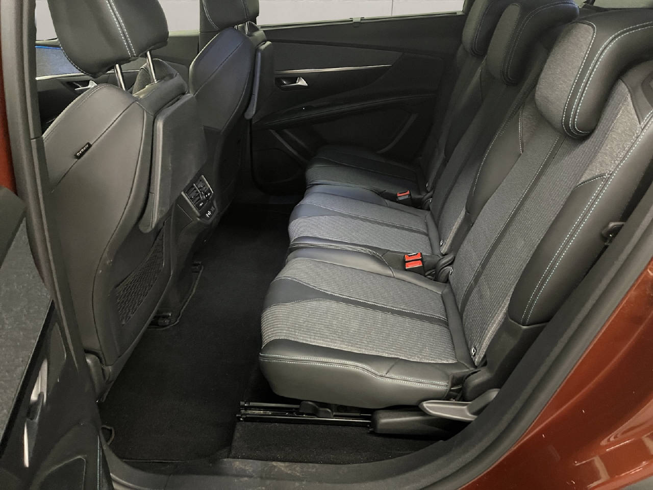 PEUGEOT 5008 1.2 PureTech Allure Pack-image-11