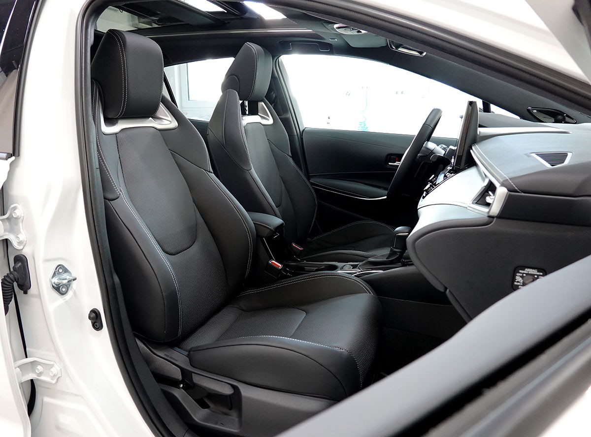 TOYOTA Corolla 2.0 HSD Premiumt e- CVT, Vollleder, Panorama, MJ 2026-showroom-element-3