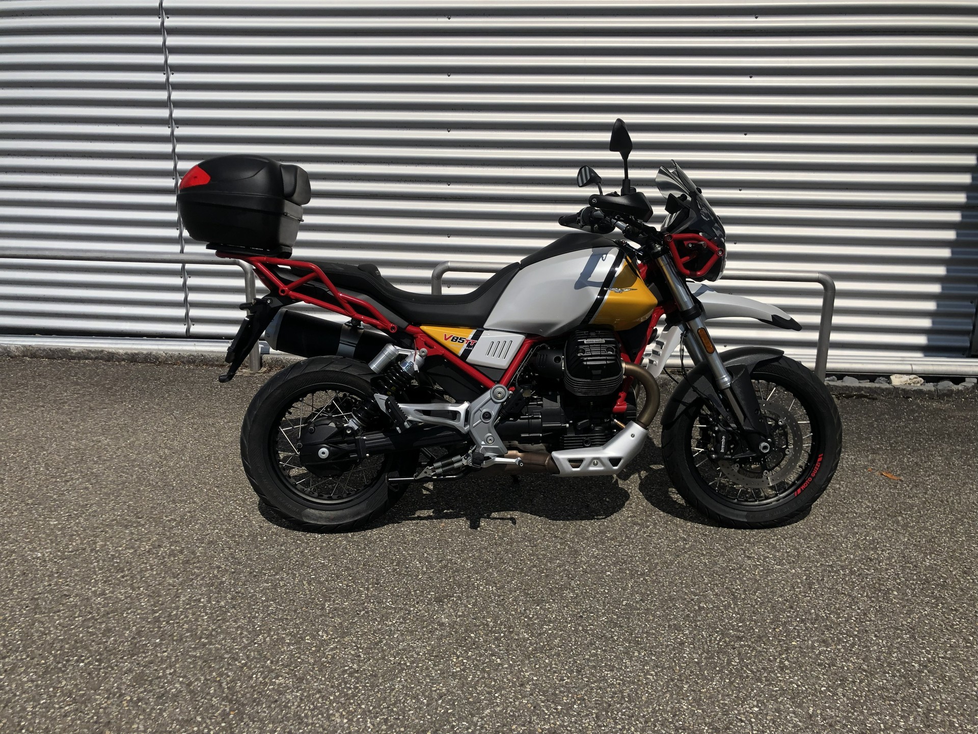 MOTO GUZZI V85 TT 850 Premium Graphics ABS-image-1