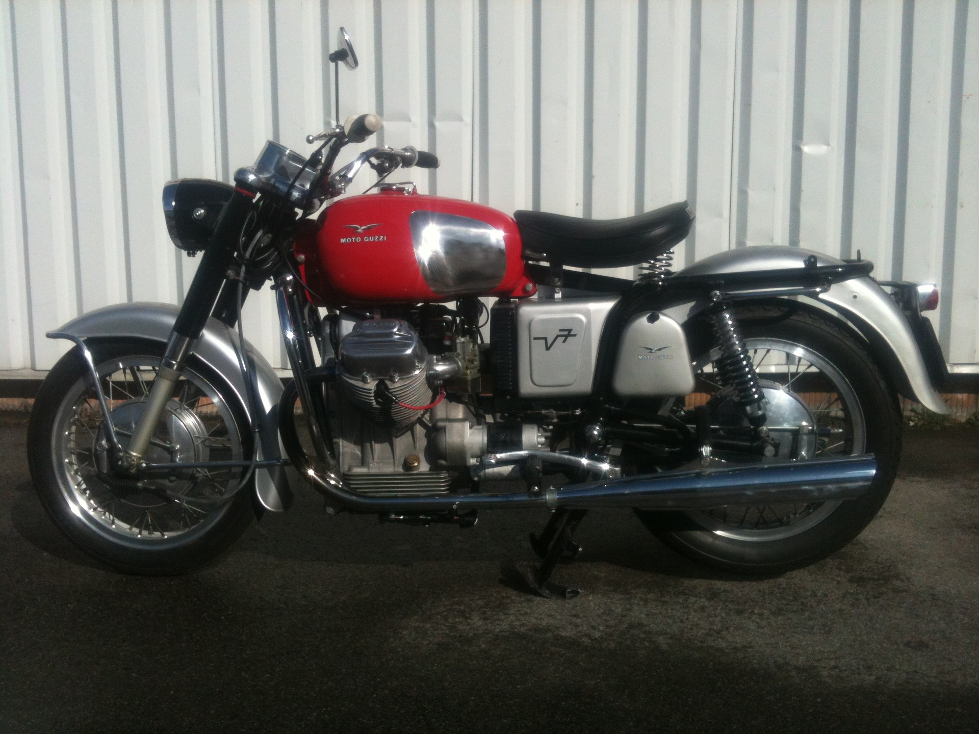 MOTO GUZZI V7 - 700 1er série-image-1