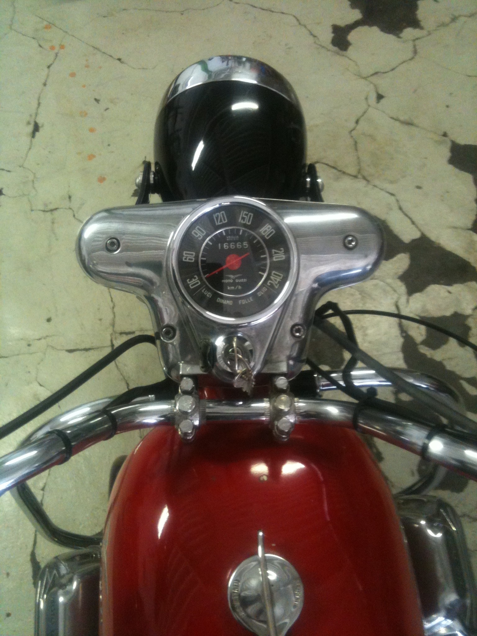 MOTO GUZZI V7 - 700 1er série-image-2