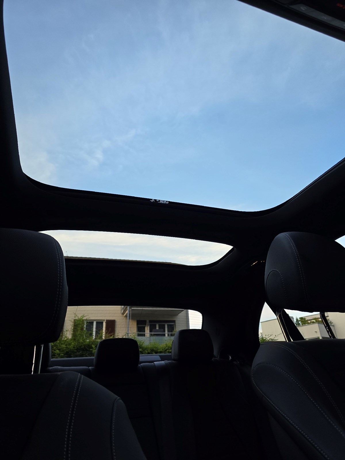 MERCEDES-BENZ E 200 AMG Line 4Matic 9G-Tronic-image-3