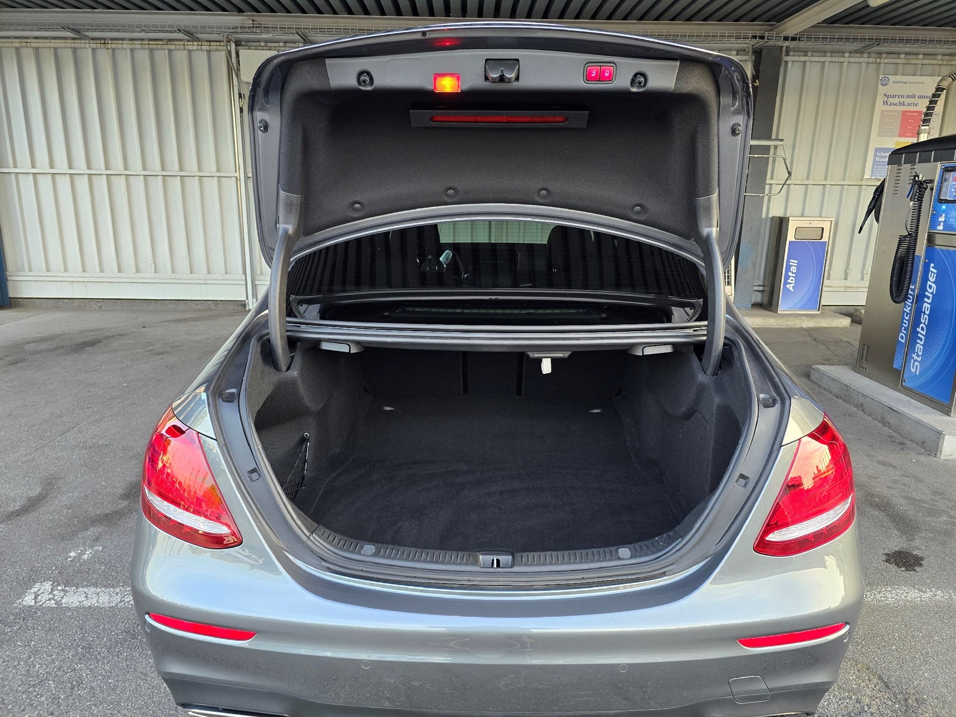 MERCEDES-BENZ E 200 AMG Line 4Matic 9G-Tronic-image-4