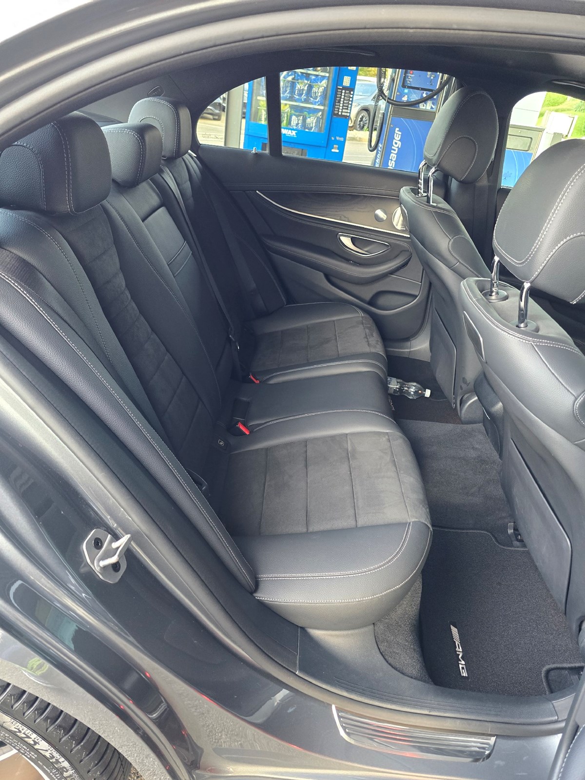 MERCEDES-BENZ E 200 AMG Line 4Matic 9G-Tronic-image-6